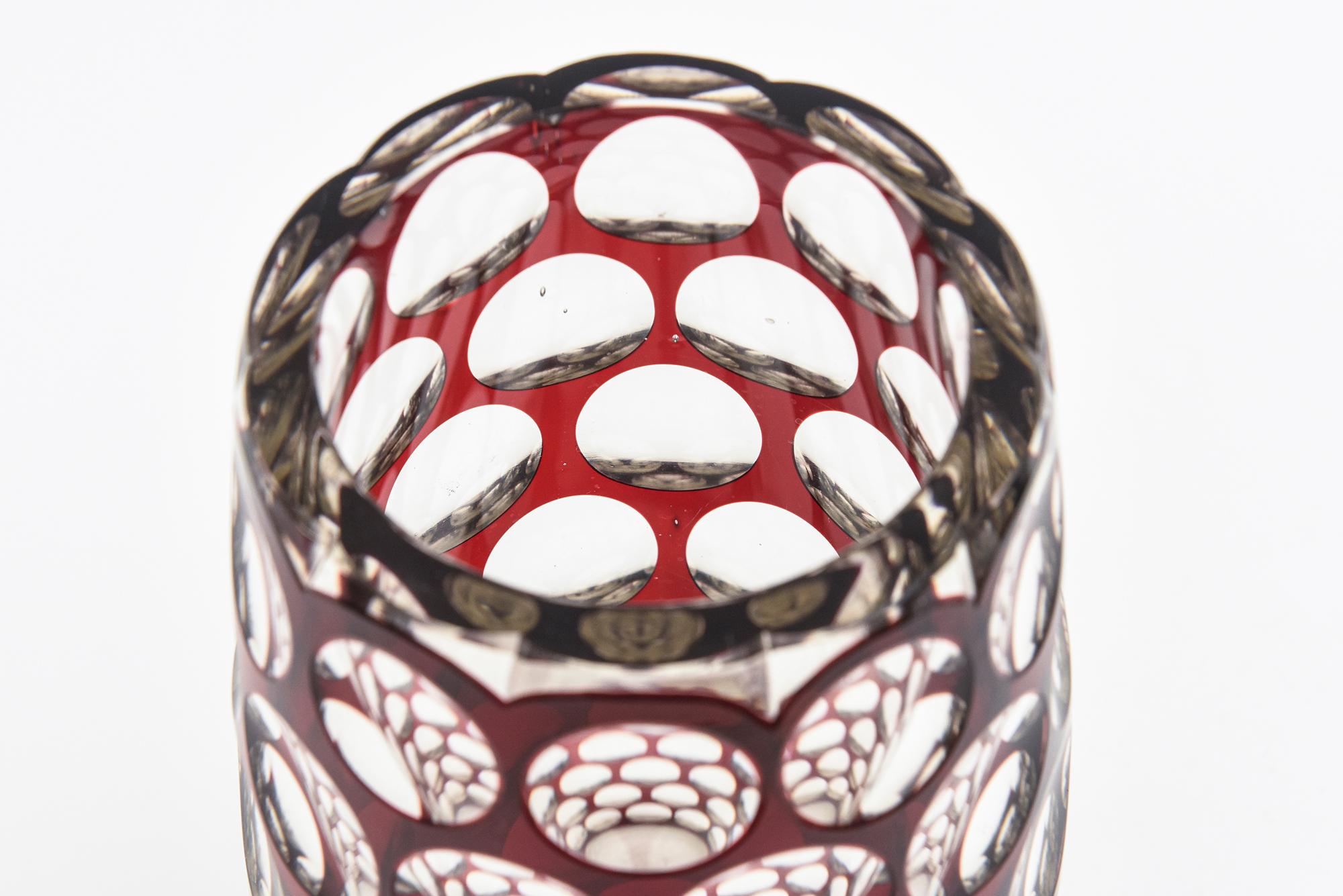 Vase en verre tchèque nid d'abeille Optic Vintage Bourgogne Rouge et Clair Bon état - En vente à North Miami, FL