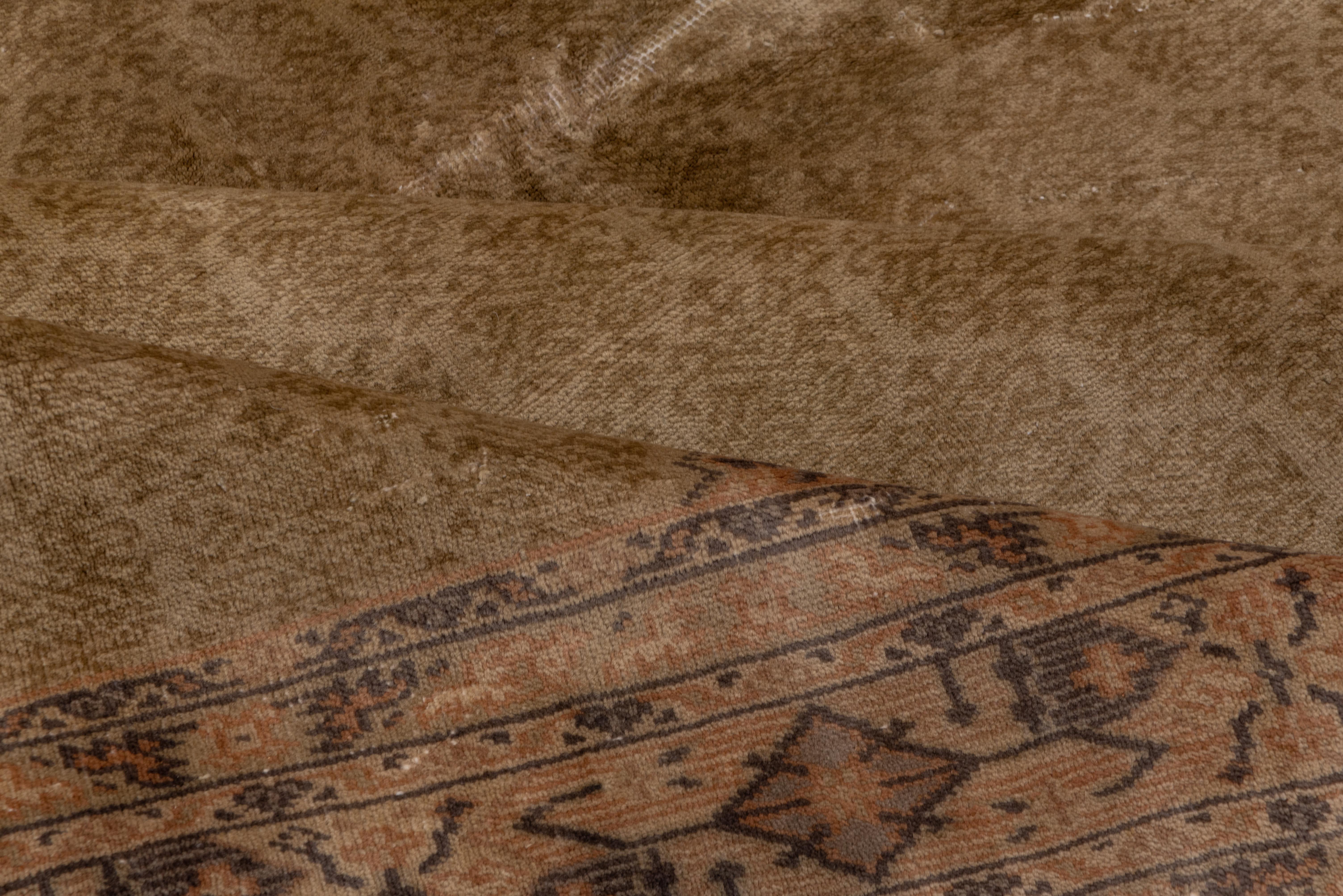 Dieser Teppich ist ein Meisterwerk des Designs und der Handwerkskunst, das mit akribischer Präzision gefertigt wurde und auf ein reiches kulturelles Erbe zurückgeht. Die Freilegung der Wabenstruktur im Inneren dieses Stücks zeigt, wie viel Arbeit in