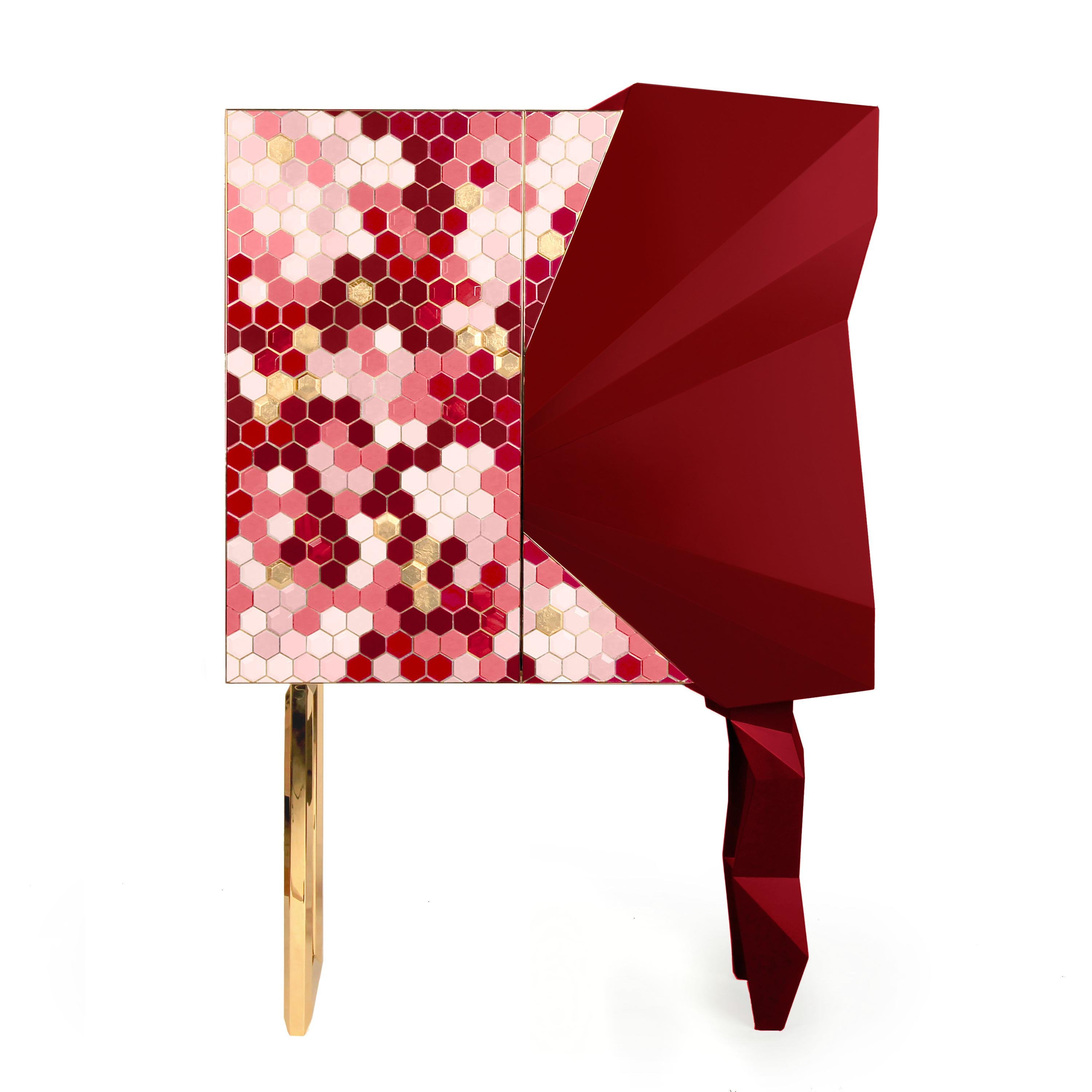 Armoire à rubis en nid d'abeille - Royal Stranger
Dimensions : 185 x 126 x 60 cm : 185 x 126 x 60 cm.
MATERIAL : Combinaison de couleur perle noire avec feuille d'or et acier inoxydable revêtu de laiton.

Inspiré par l'une des formes les plus