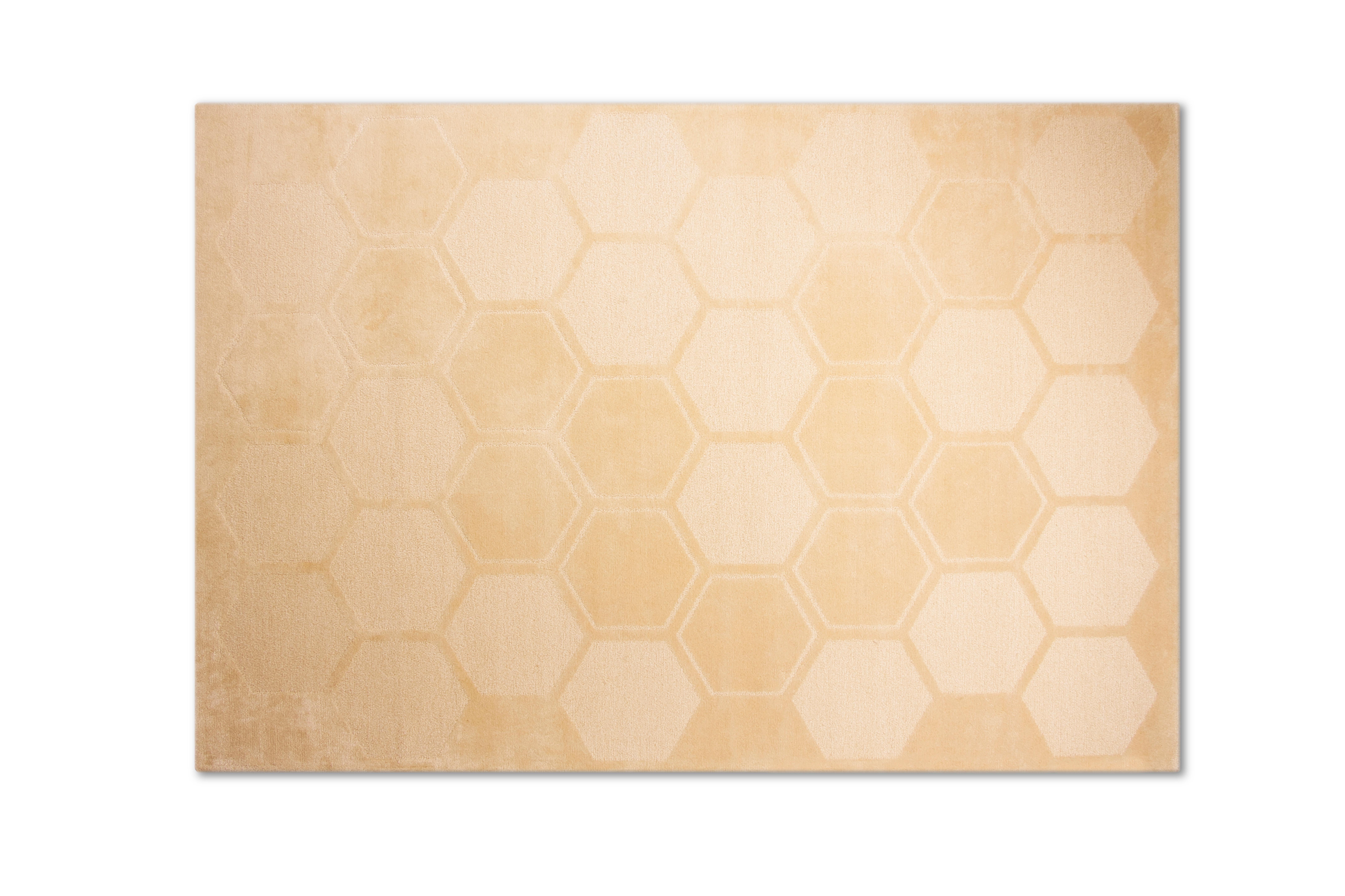 Wabenteppich von Royal Stranger

Abmaße: 350 x 240 x 1,5 cm
MATERIALIEN: Wolle und Seide

Der Honeycomb-Teppich vervollständigt die Linie mit dem wunderschönen Wabenmuster und verleiht Ihrem Raum ein Gefühl von Komfort und Luxus.

Royal stranger ist