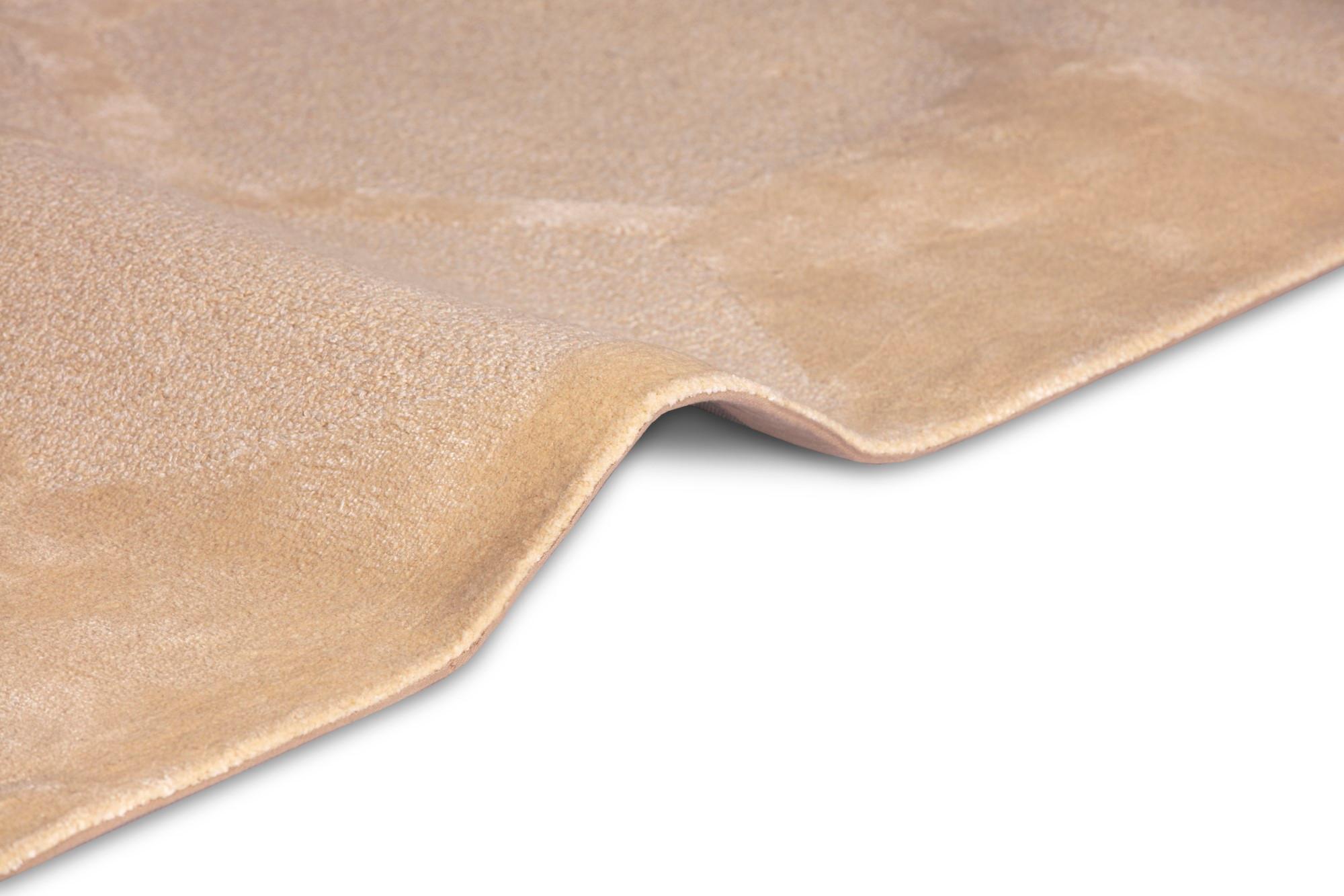 The Honeycomb rug completes the line using the wonderful pattern of the honeycomb and gives a sense of comfort and luxury to your space.
The oversized scale and unique design make it the highlight in any environment. A unique and exclusive piece to
