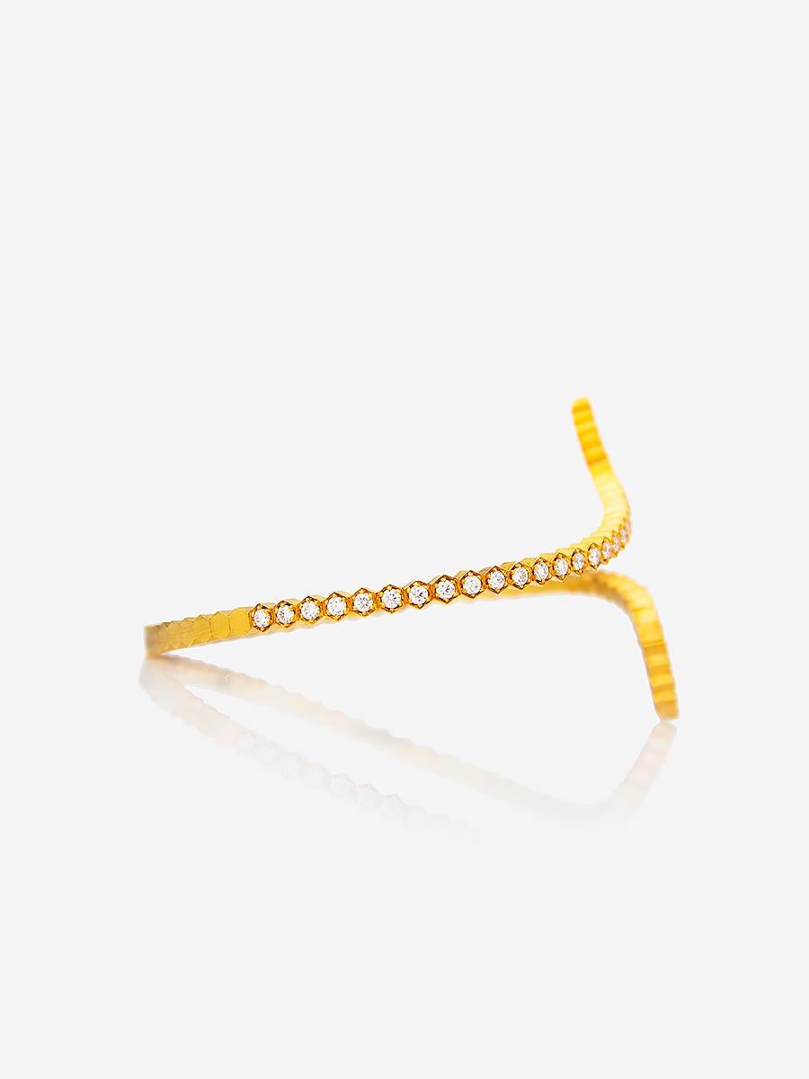 Honeycomb Tapered End Flexible 22K Gold Cuff Bracelet
Gold Weight        :  20.22 Grams
Diamond Weight :  1,64 Ct's