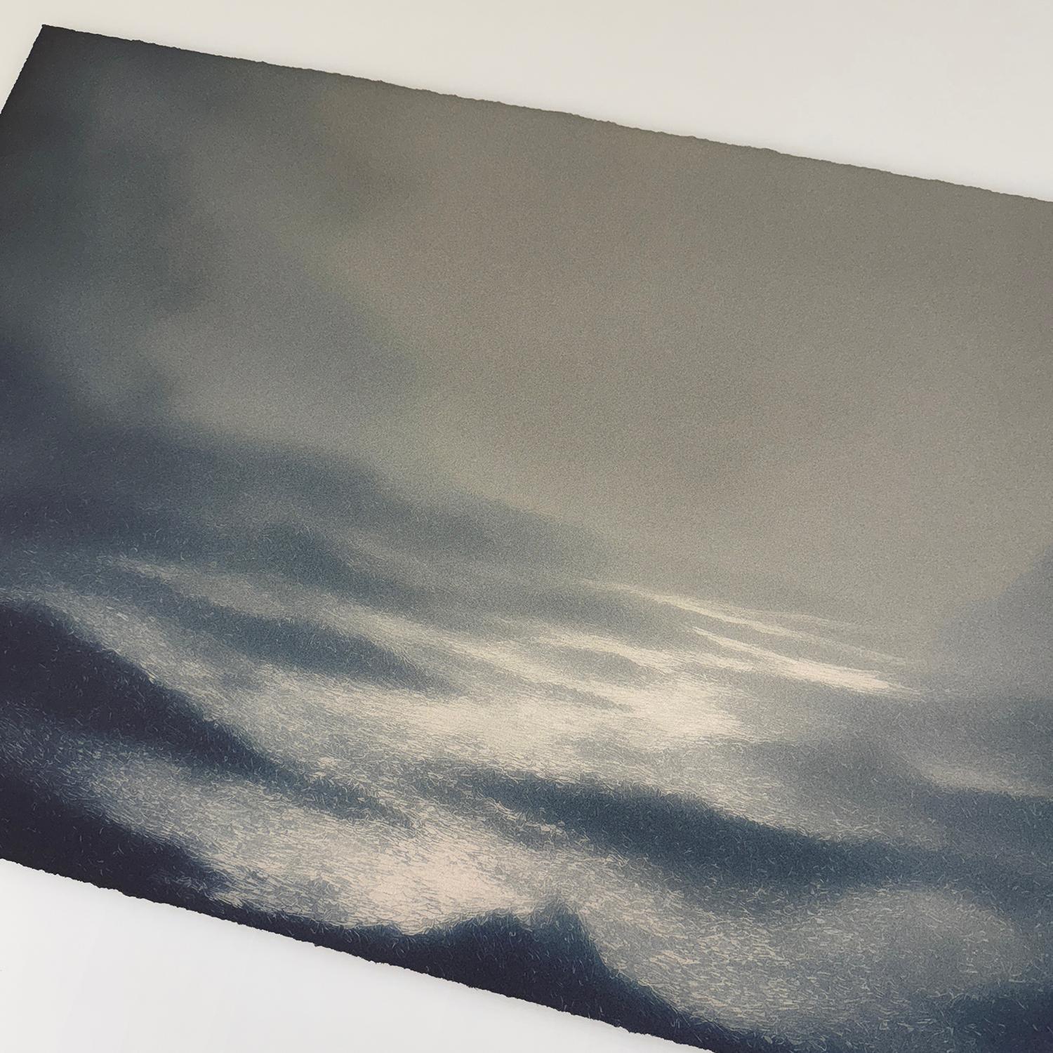 In Honfleur, Teil der Lemieux et Cie Limited Edition Art Series, wird die Atmosphäre zur Architektur - weiche Farbverläufe von Meer und Himmel, die sich in einem einzigen leuchtenden Feld auflösen. Diese Komposition verweist auf den Geburtsort des