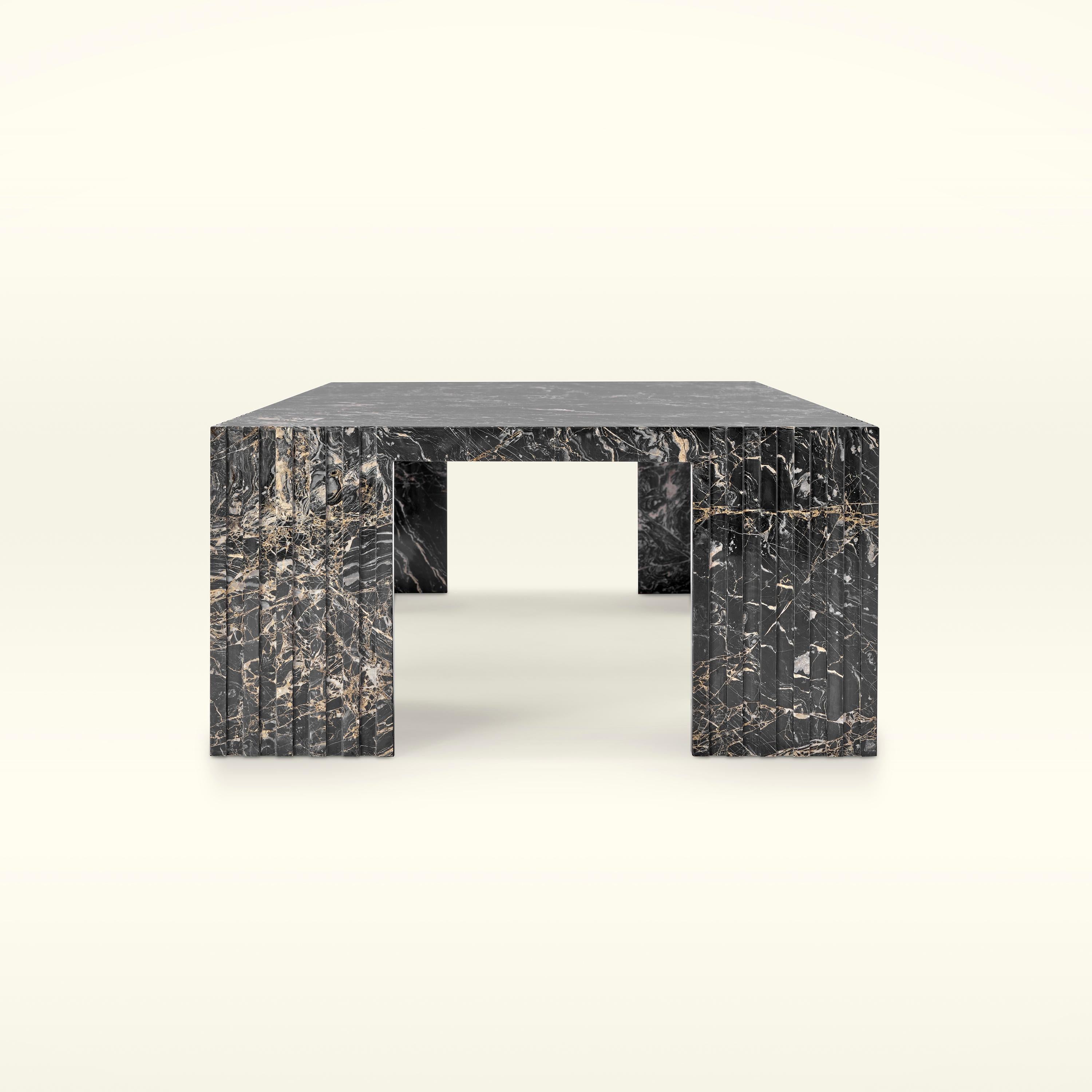 Der Couchtisch Hong Kong ist ein Monoblock-Design, das in verschiedenen Marmorsorten erhältlich ist. Seine Besonderheit liegt in der glatten Verarbeitung, während die gehackte Oberfläche an den Seiten ihm eine einzigartige Note verleiht. 