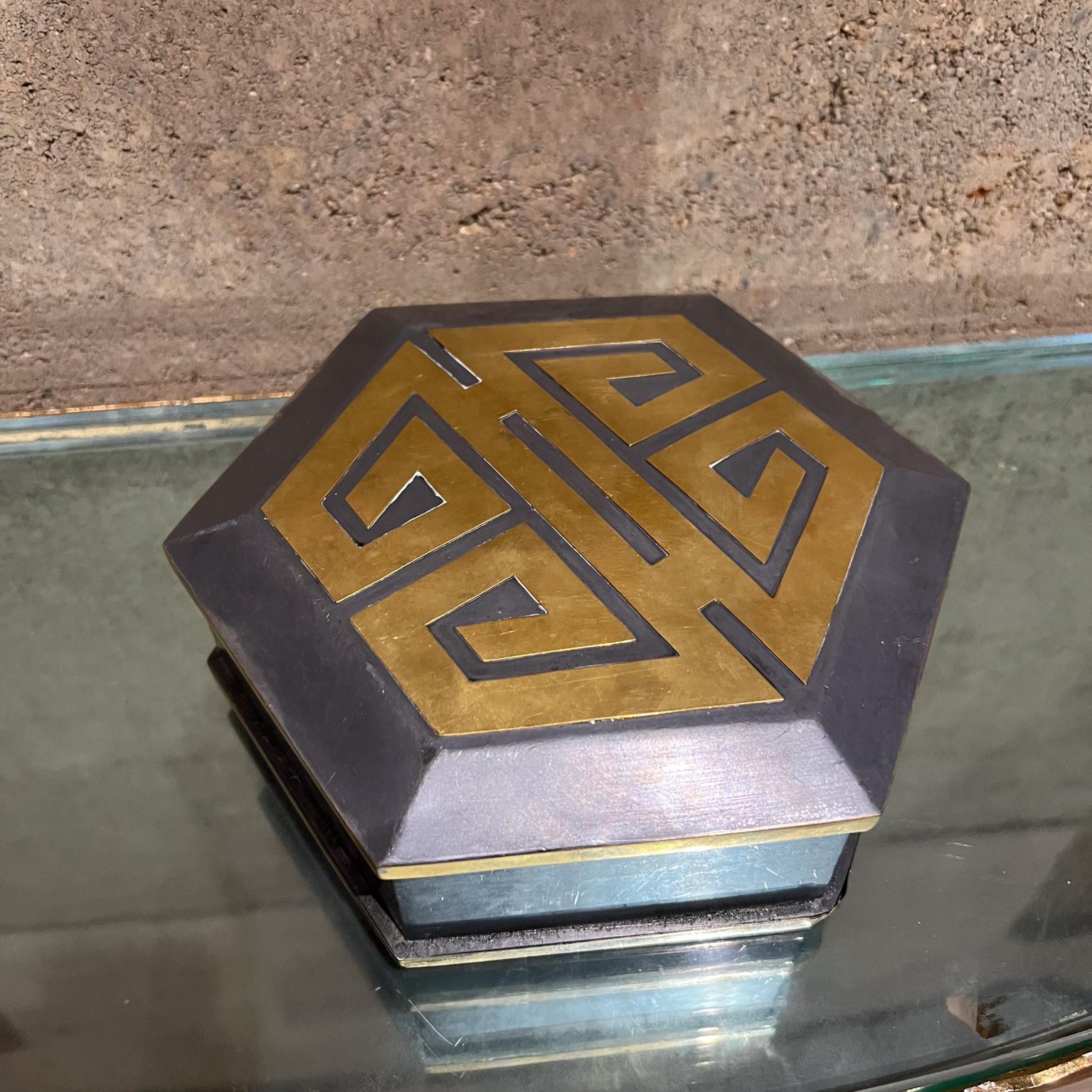 Mid-Century Modern Boîte à bibelots décorative à six faces en étain et laiton de Hong Kong en vente