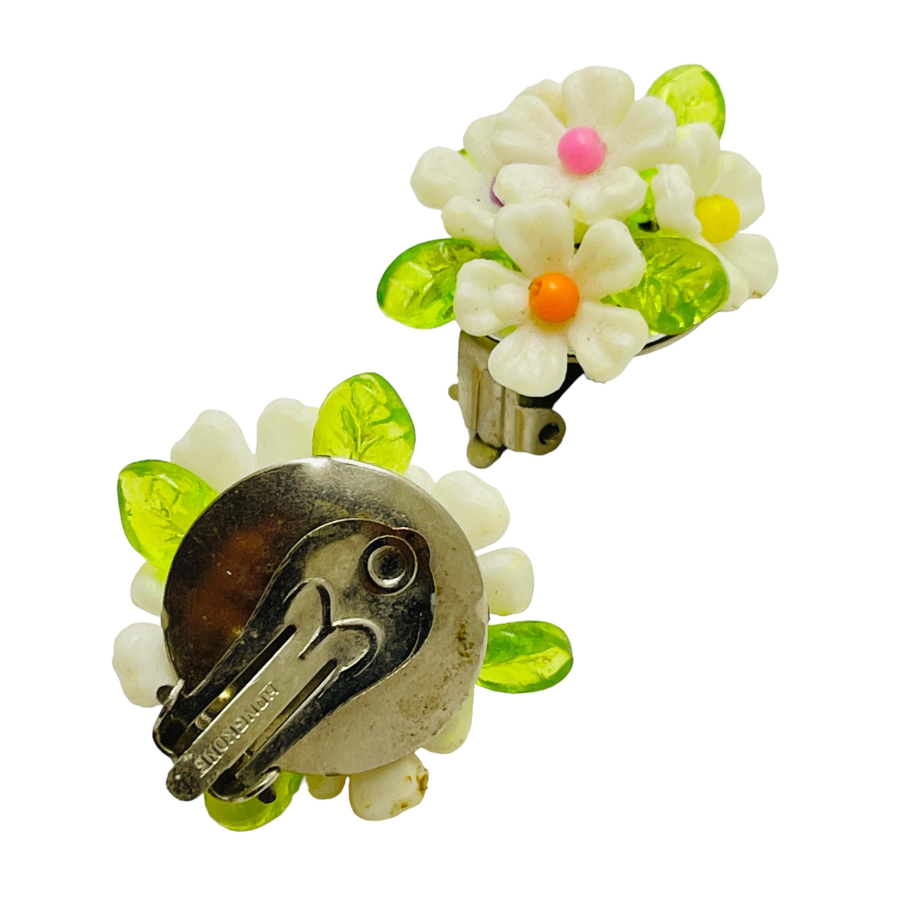 Orecchini a clip con fiori di lucite a grappolo firmati HONG KONG In condizioni buone in vendita a Palos Hills, IL