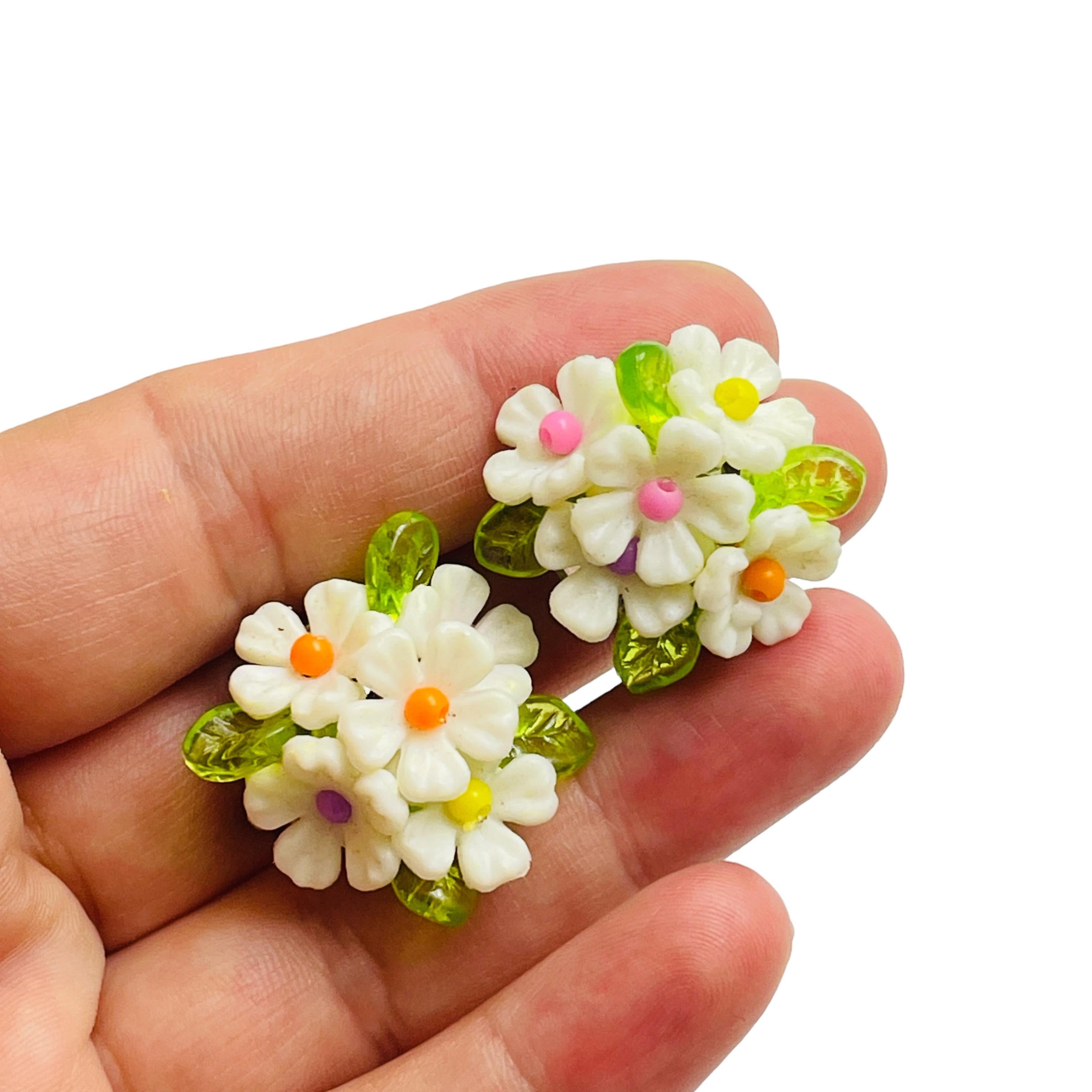 Donna Orecchini a clip con fiori di lucite a grappolo firmati HONG KONG in vendita
