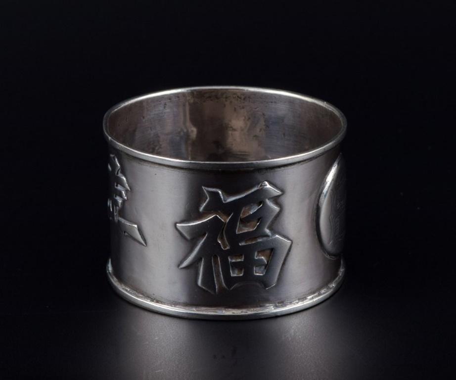 Hong Kong silver, napkin ring and salt shaker in silver.
Approx. 1920/30s.
Both marked with Chinese characters in relief.
In excellent condition.
Glass insert with small chip.
Napkin ring measures: D 4.7 x H 3.0 cm.






