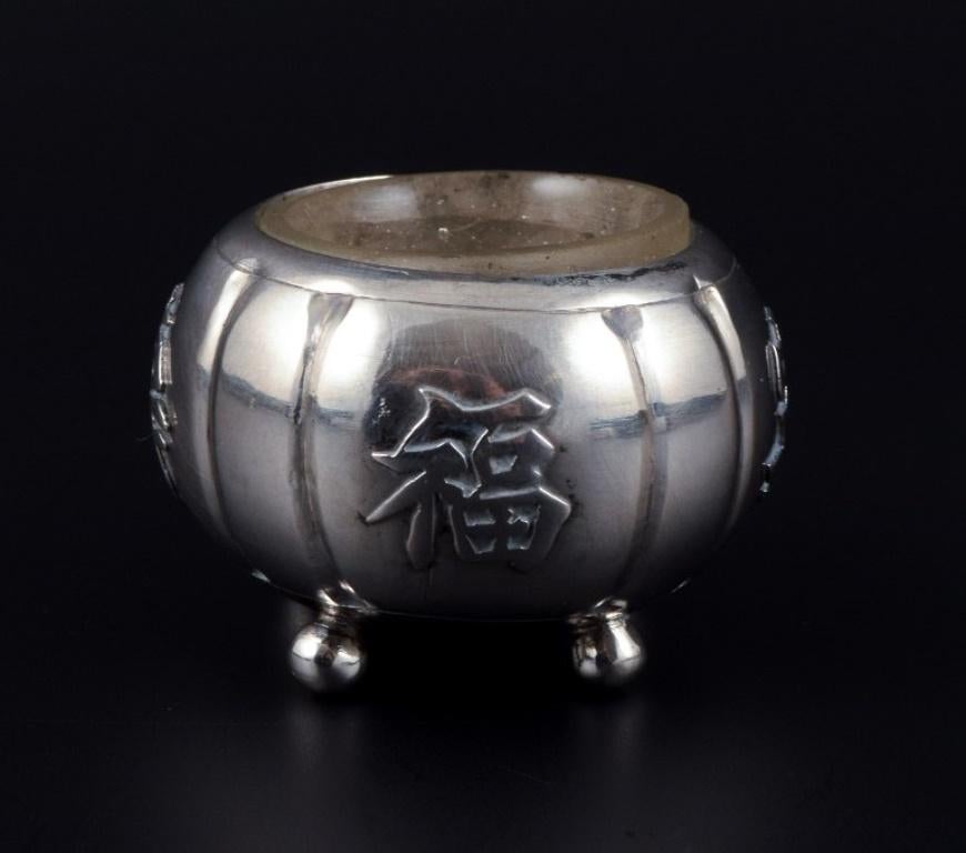 Hong Kong silver, napkin ring and salt shaker in silver. Approx. 1920/30s.  In Good Condition For Sale In Copenhagen, DK