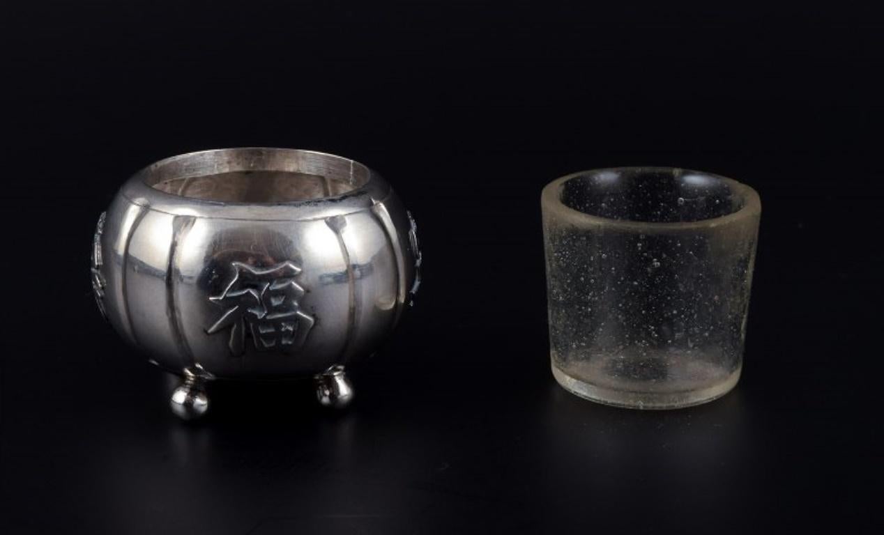 Early 20th Century Hong Kong silver, napkin ring and salt shaker in silver. Approx. 1920/30s.  For Sale