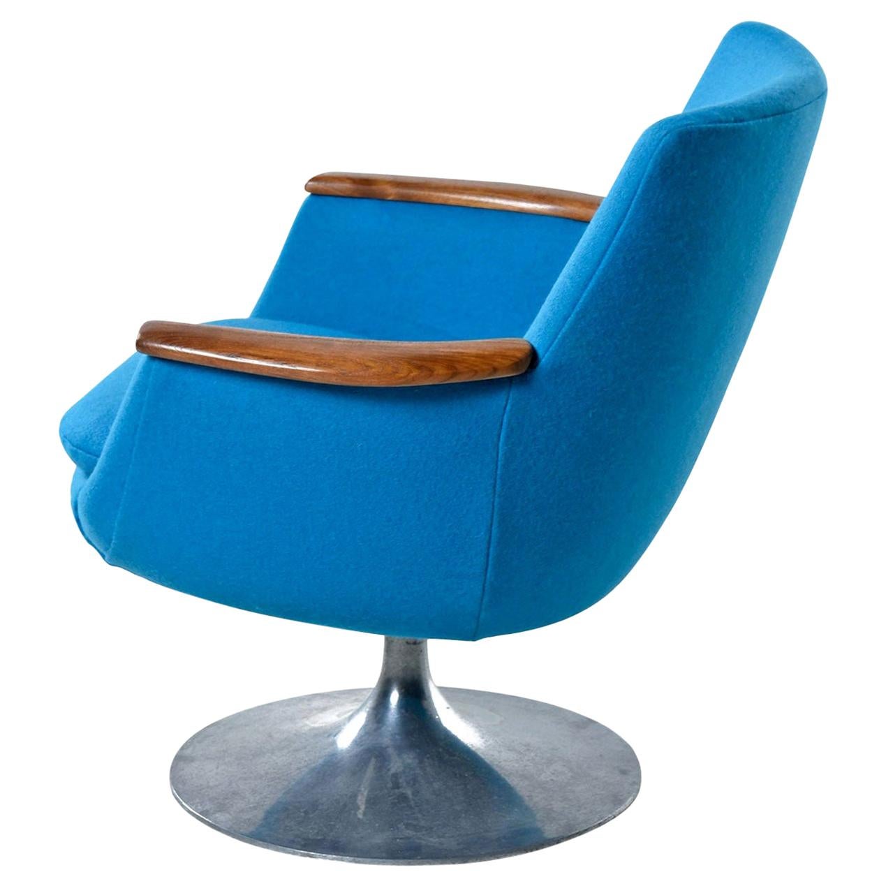 It's difficult to walk past this chair and not smile. At a glance, the look might seem familiar, but we assure you, there is nothing common about this enigmatic pod chair. The tulip base is labeled Hong stole, but we've never seen any pod chairs by