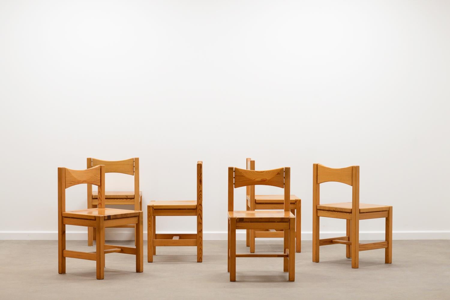 Hongisto dining set by Ilamri Tapiovaara for Laukaan Puu, Finland 60s. 6 chairs and a dining table made of solid pine wood. Minimal wear of age and use on the table top. Set is in very good vintage condition. 

Measurements table:
– Height: 72