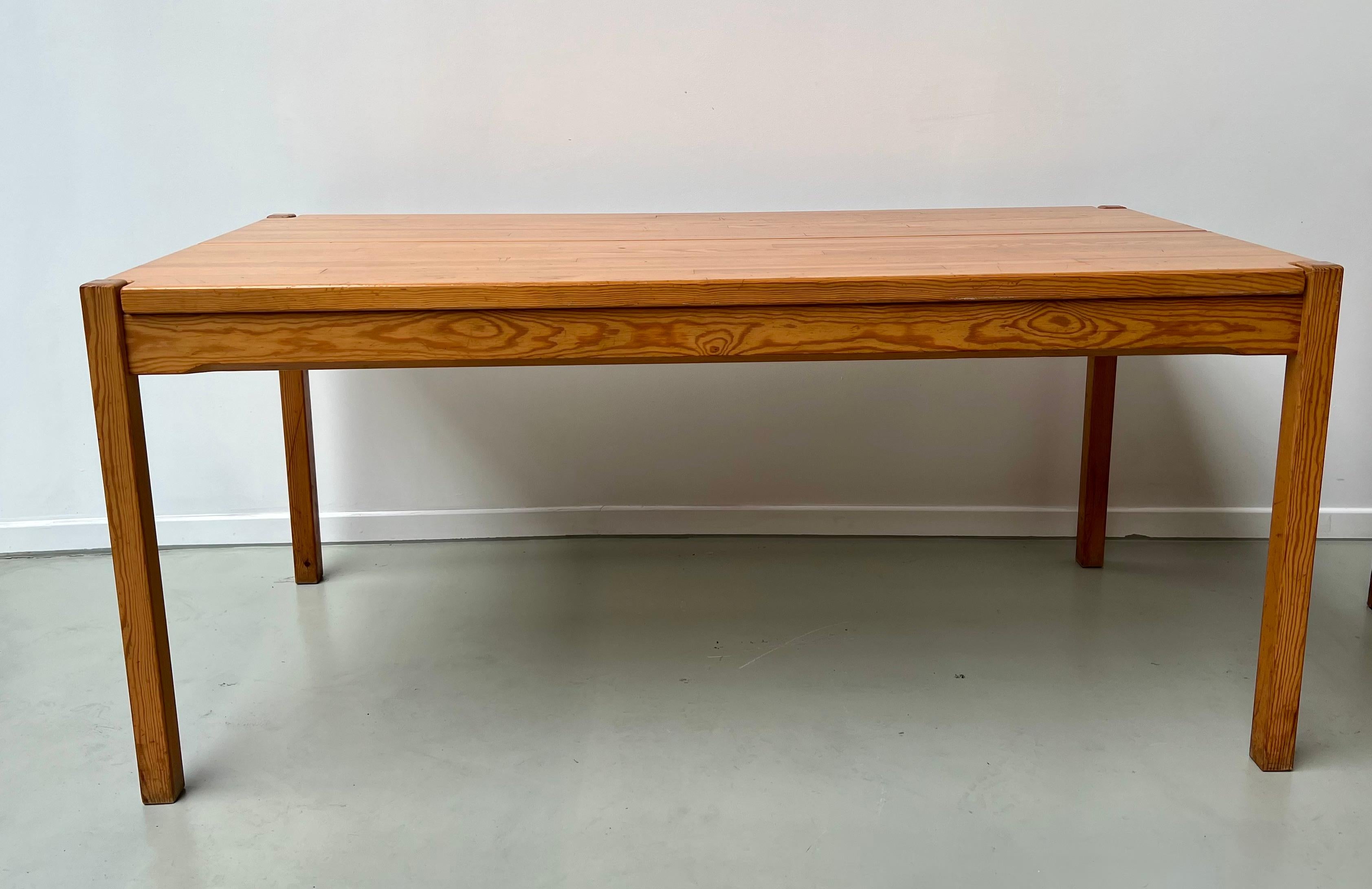 Beautiful in its simplicity, this model Hongisto model by Finnish designer Ilmari Tapiovaara can accommodate 6 people.
Rectangular in shape, it is in solid pine.
Edition: Laukaan Pu, Circa 1960
Original patina attesting to its experience but all