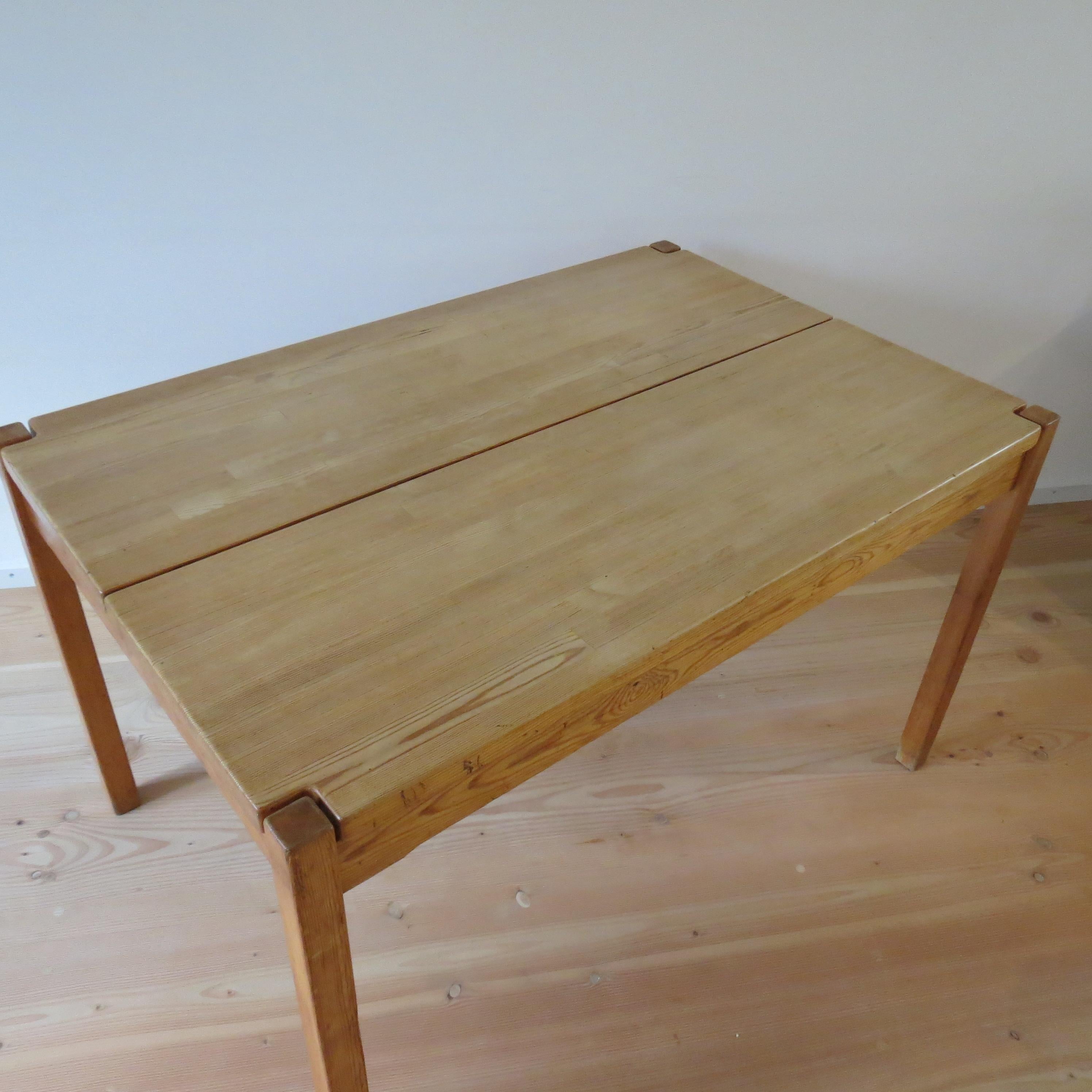Mesa de comedor de pino 