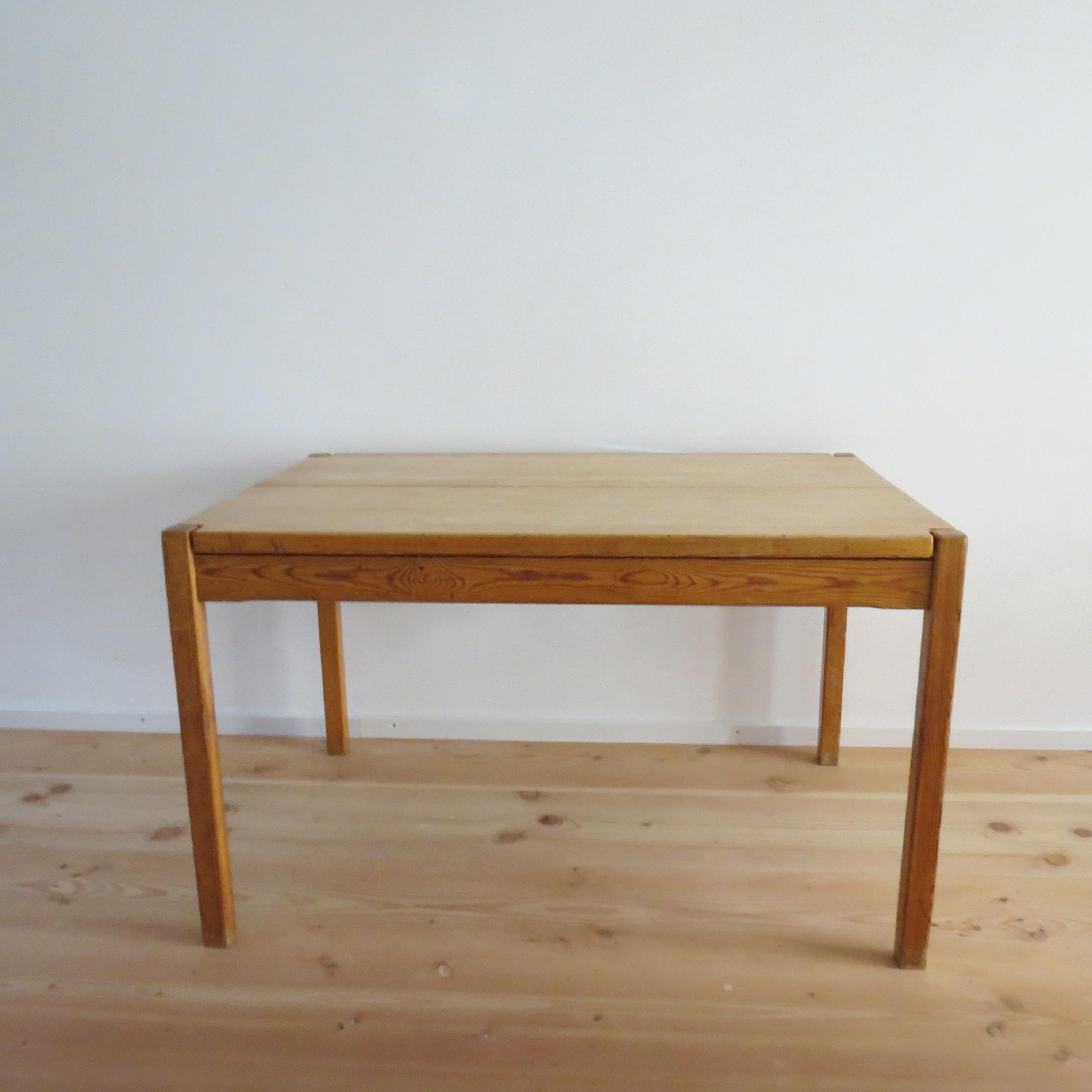Maravillosa mesa de comedor de pino, modelo 