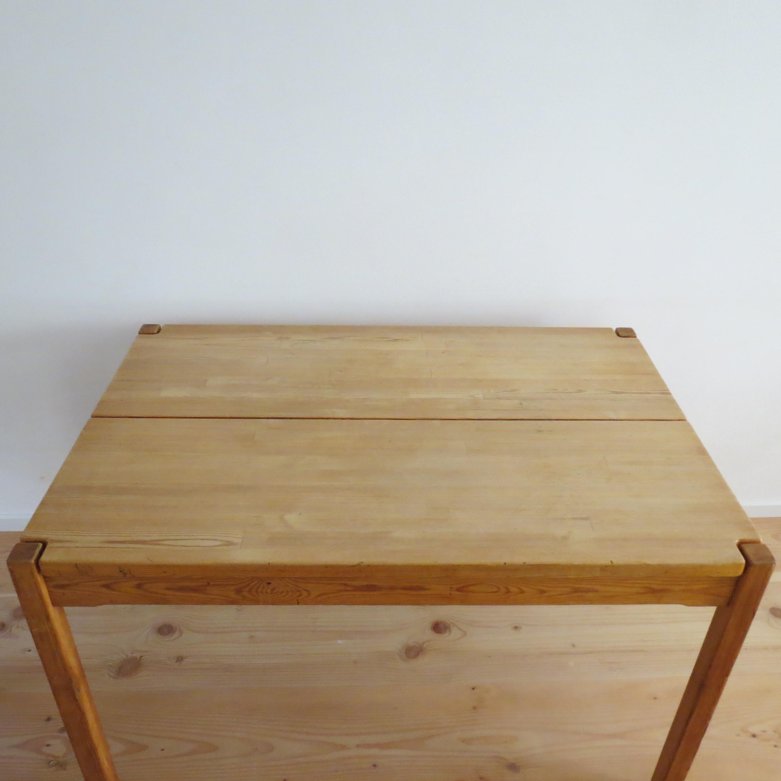 Mesa de comedor de pino 