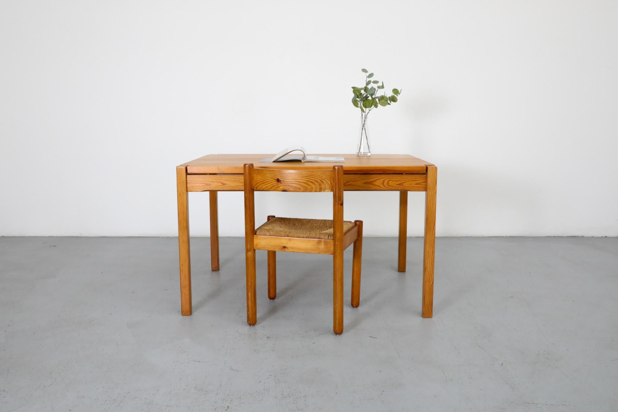 Mesa de comedor de pino Ilmari Tapiovaara 'Hongisto'. El tablero de la mesa, bellamente diseñado, consta de  dos piezas de madera de pino (material favorito del diseñador) unidas entre sí. Nacido en Finlandia, Tapiovaara es uno de los protagonistas