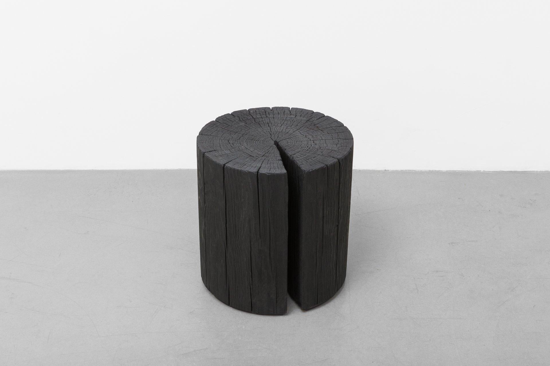 Le tabouret Hono est né de notre redécouverte du Shou Sugi Ban, une ancienne technique japonaise de combustion qui préserve le bois par carbonisation. Inspirés par la richesse des couleurs, la texture authentique et l'utilisation traditionnelle de