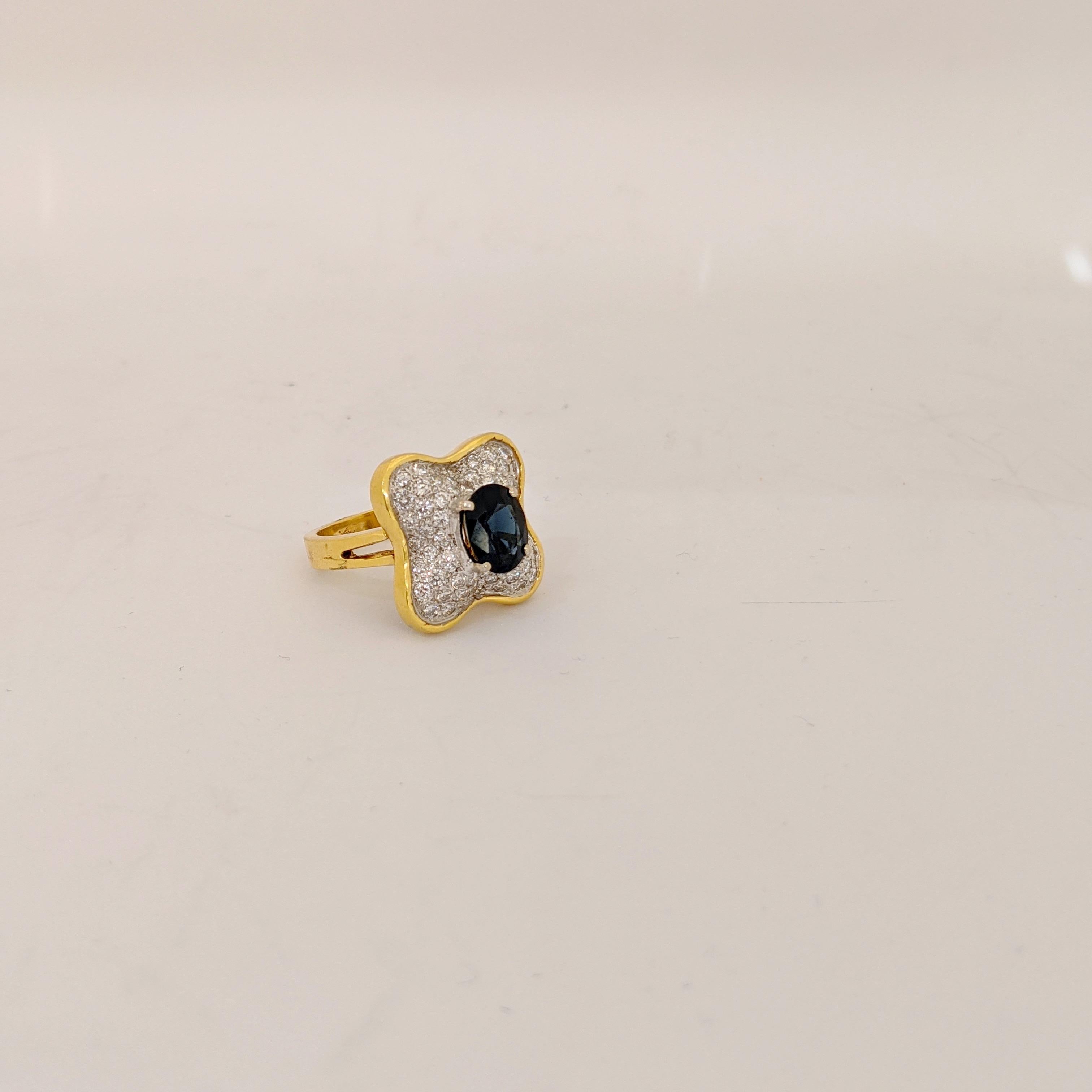 Vintage Honora 1980, Ring aus 18 Karat Gelbgold. Kleeblattform, besetzt mit 1,02 Karat  runden Brillanten und einem ovalen blauen Saphir von 2,27 Karat.
Ring Größe 6.25   Größenoptionen sind verfügbar
Gestempelt 18K  H