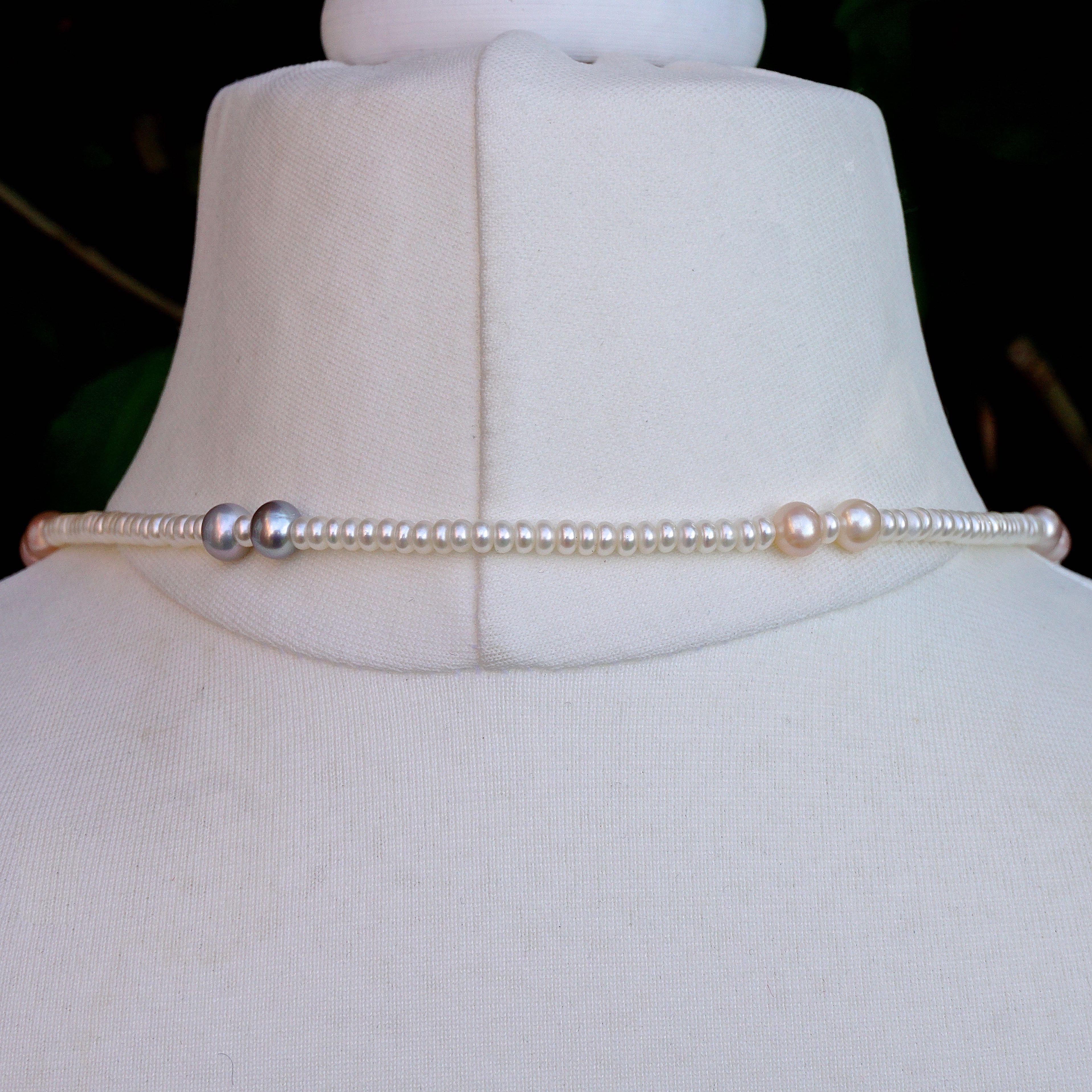 Honora Cultured Pearl Necklace with Grey Peach Pink and White Pearls 1990s In Excellent Condition For Sale In London, GB