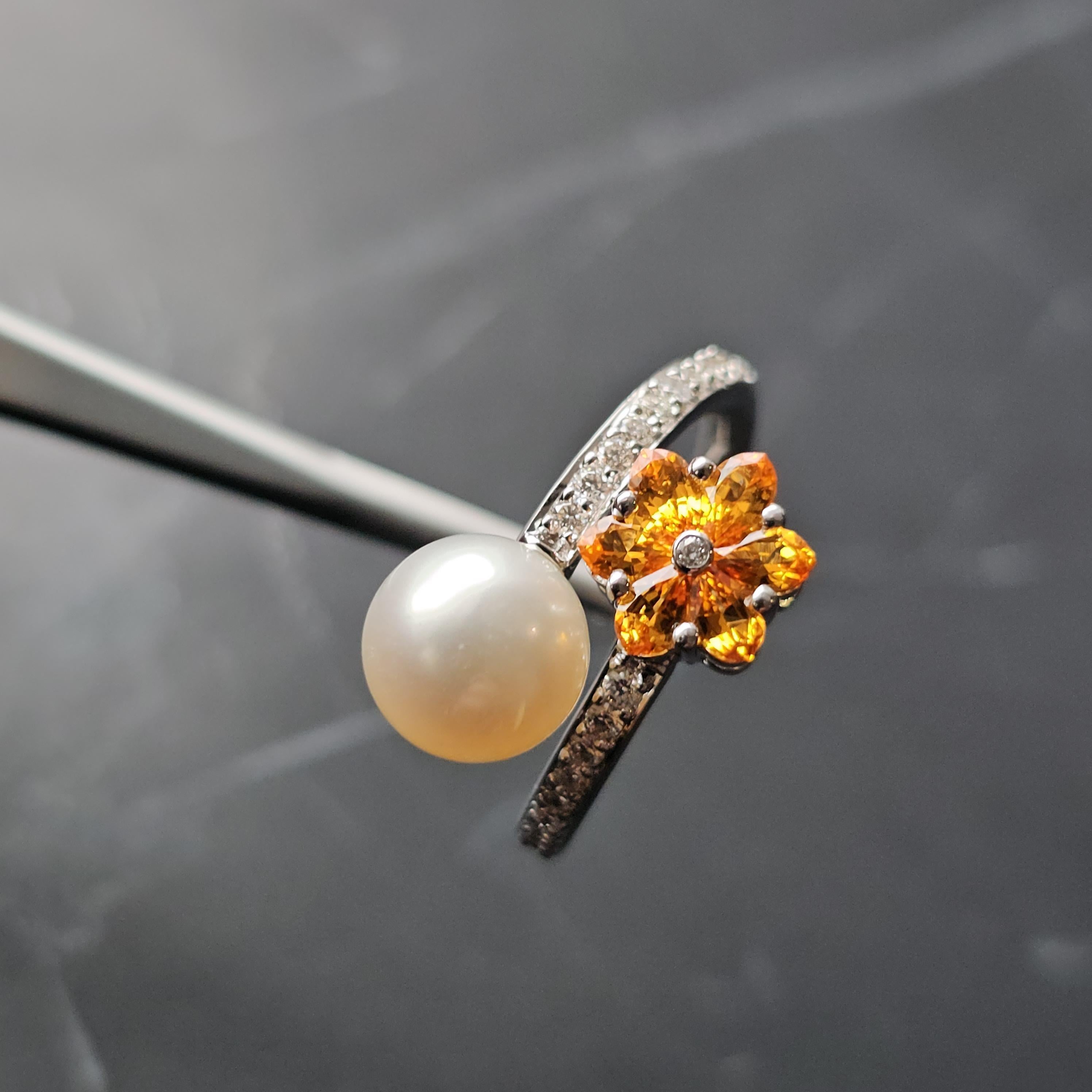A la venta un cautivador anillo de cóctel Honora, perfecto para quienes aprecian las joyas únicas y lujosas. Esta exquisita pieza exhibe una lustrosa perla blanca redonda, elegantemente combinada con vibrantes piedras citrinas amarillas dispuestas