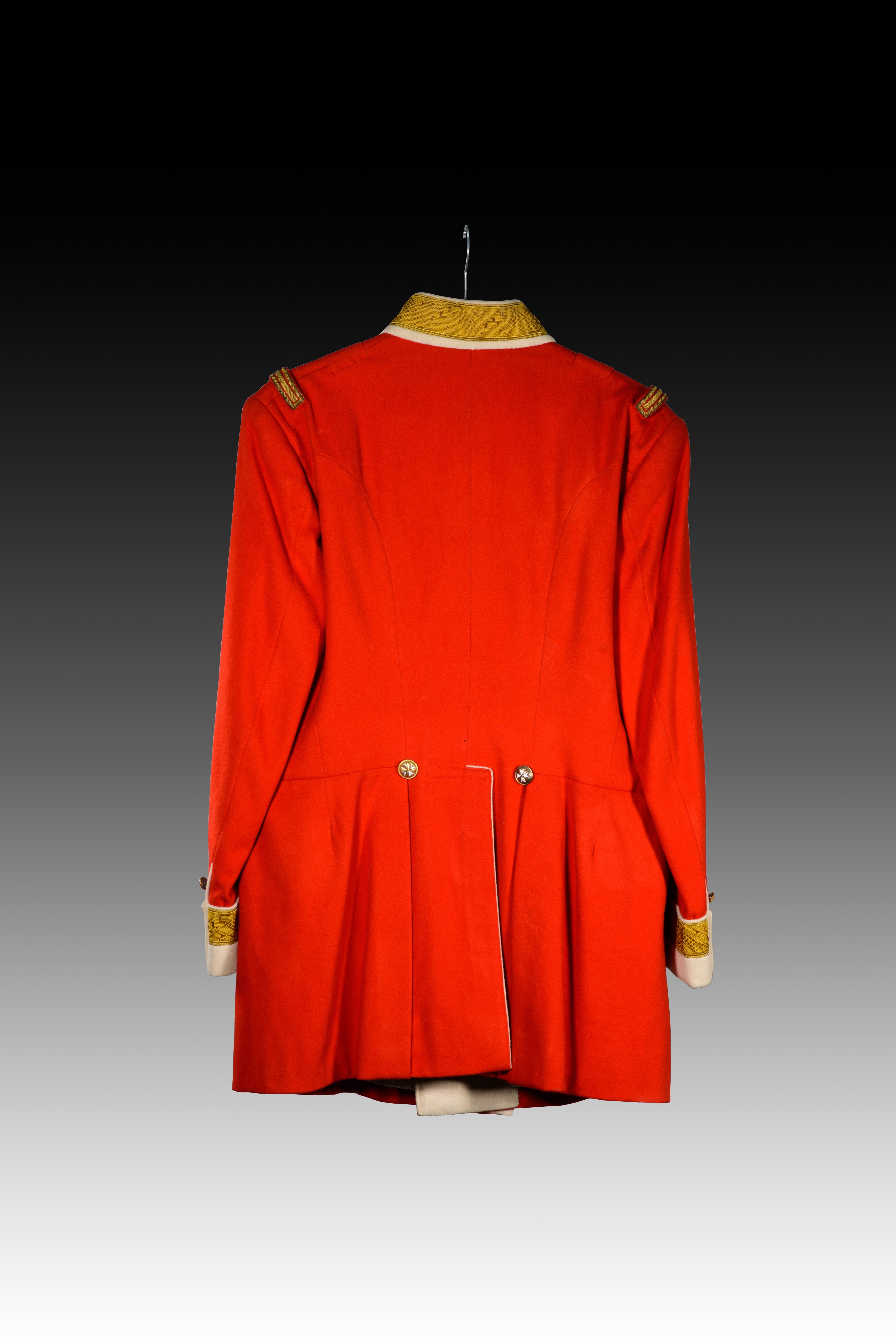 Uniforme onoraria dell'Ordine di Malta. Spagna, forse all'inizio del XX secolo. 
Giacca o cappotto e pantaloni blu, il primo dei quali reca l'etichetta della sartoria Félix del Hierro, che si trovava in via Barquillo a Madrid (Spagna) e aveva