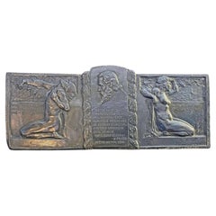 "Zu Ehren von Svatopluk Čech", Reliefplakette im Jugendstil mit männlichen und weiblichen Aktfiguren