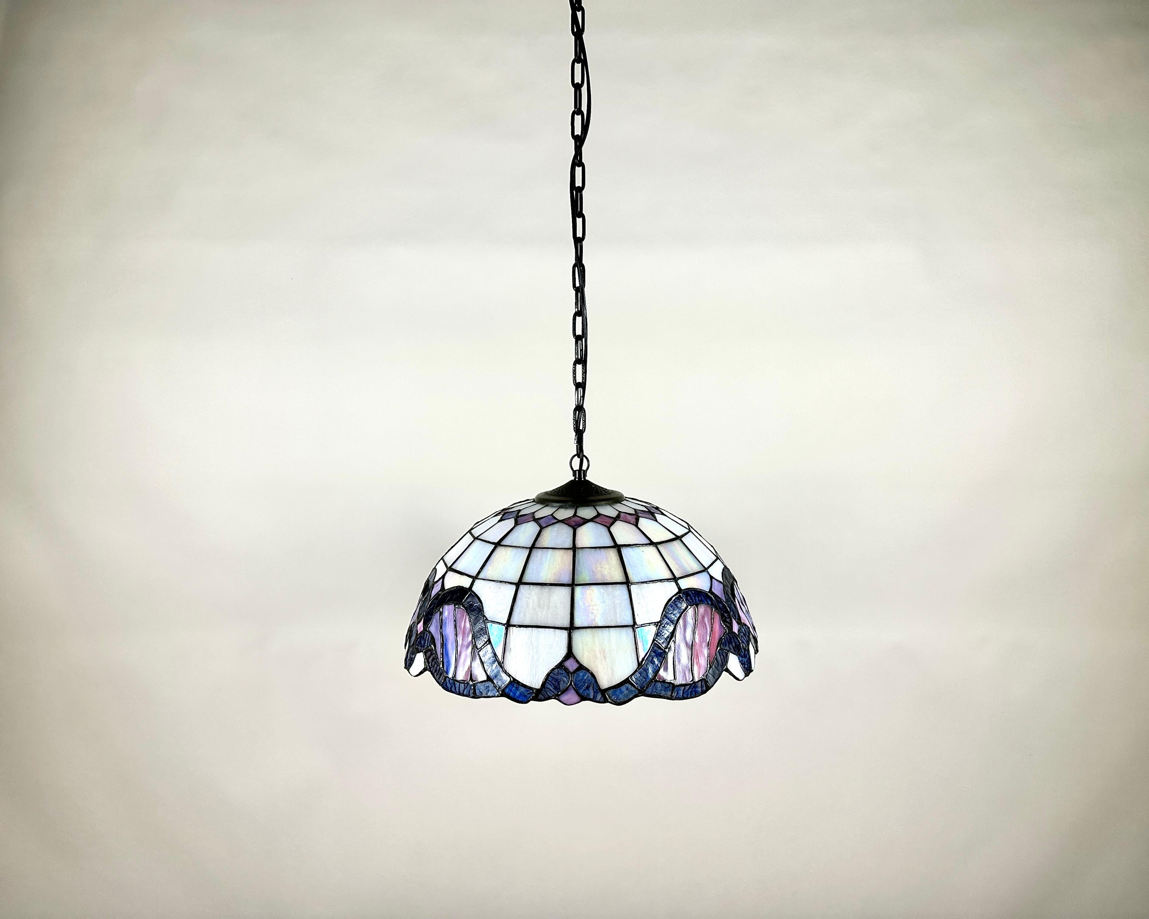 Auténtica lámpara de araña vintage de estilo Tiffany, meticulosamente fabricada por el renombrado fabricante alemán Honsel en la década de 1970.

No es sólo una lámpara, es una obra de arte que aporta un cálido y acogedor resplandor y un toque de