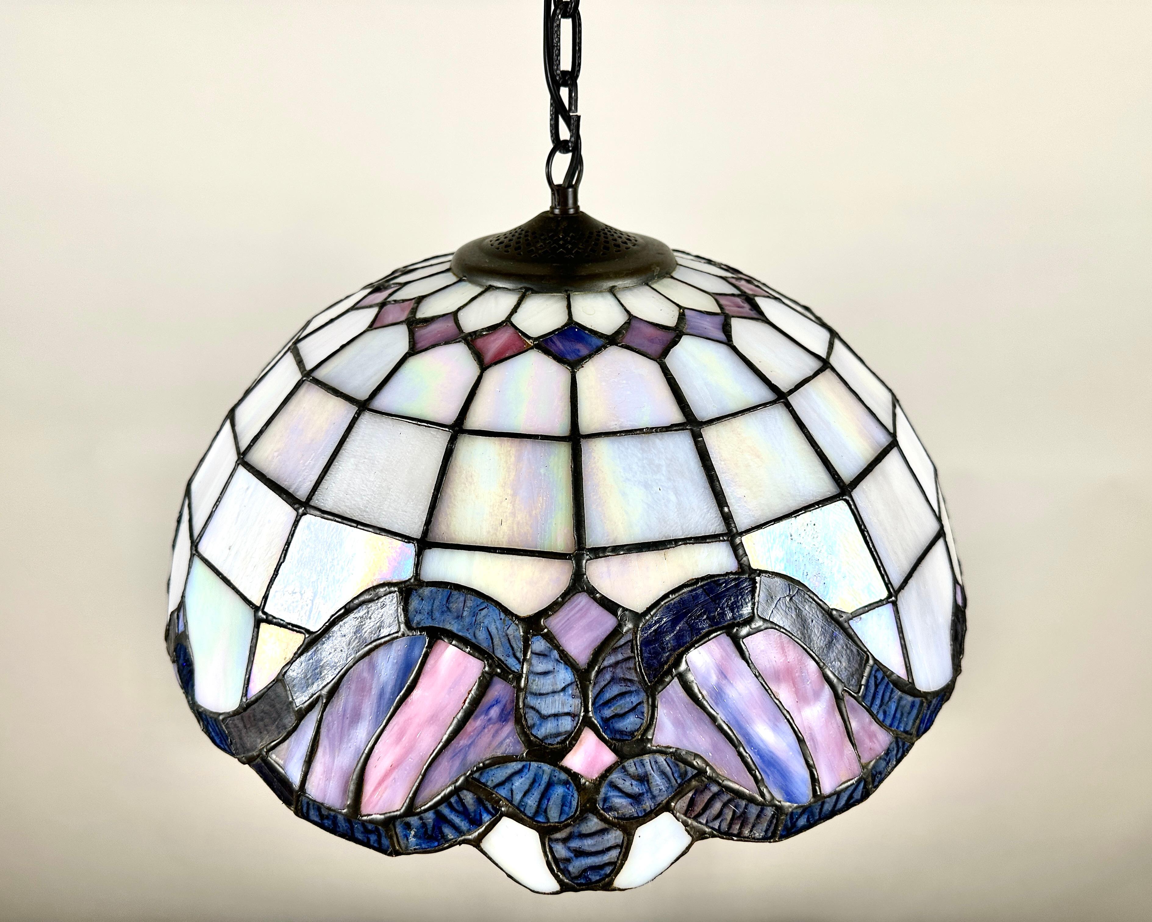 Lámpara de araña estilo Tiffany de Honsel - Lámpara de vidrieras artesanal alemana, 1970 finales del siglo XX en venta