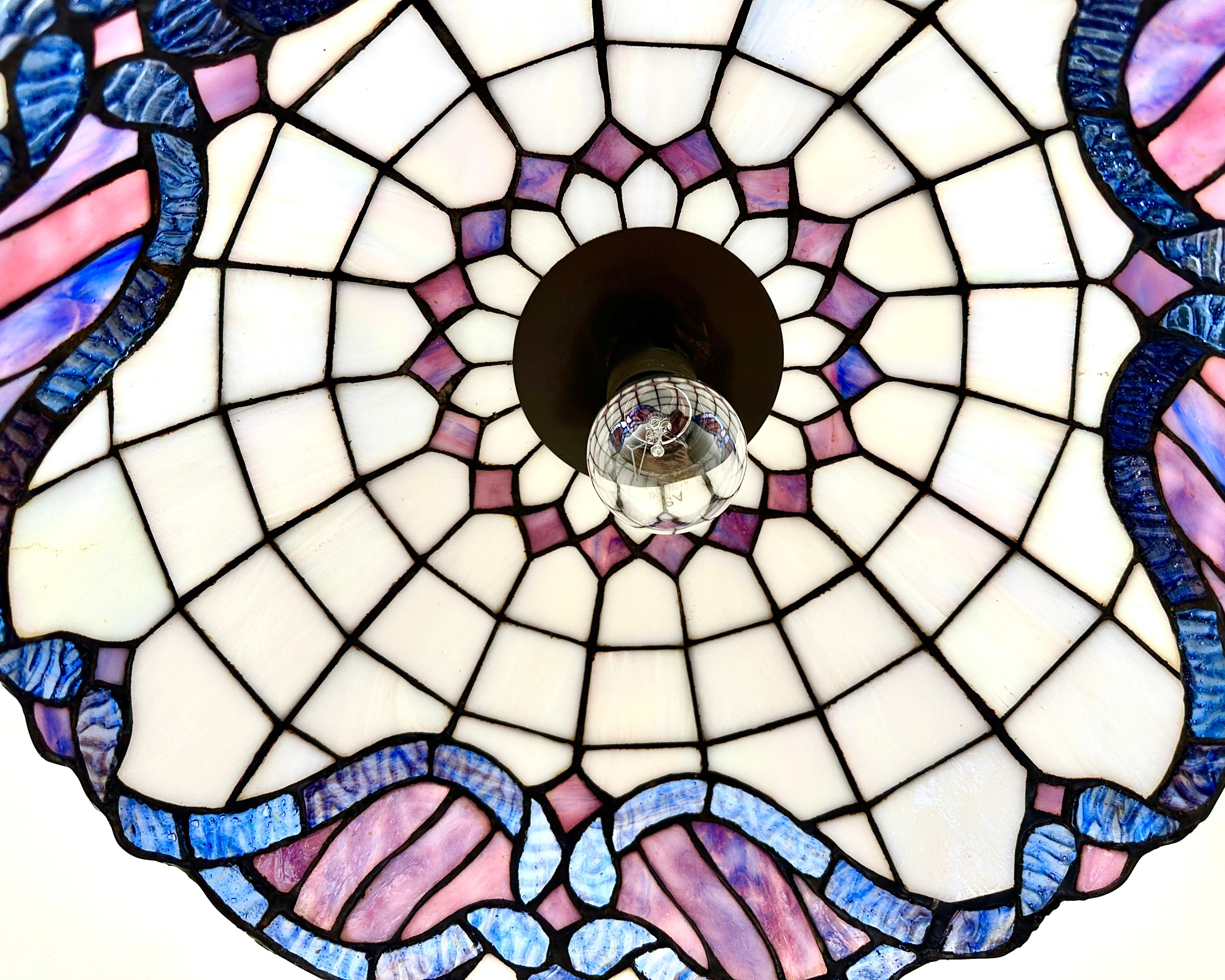 Lámpara de araña estilo Tiffany de Honsel - Lámpara de vidrieras artesanal alemana, 1970 Vidrio artístico en venta