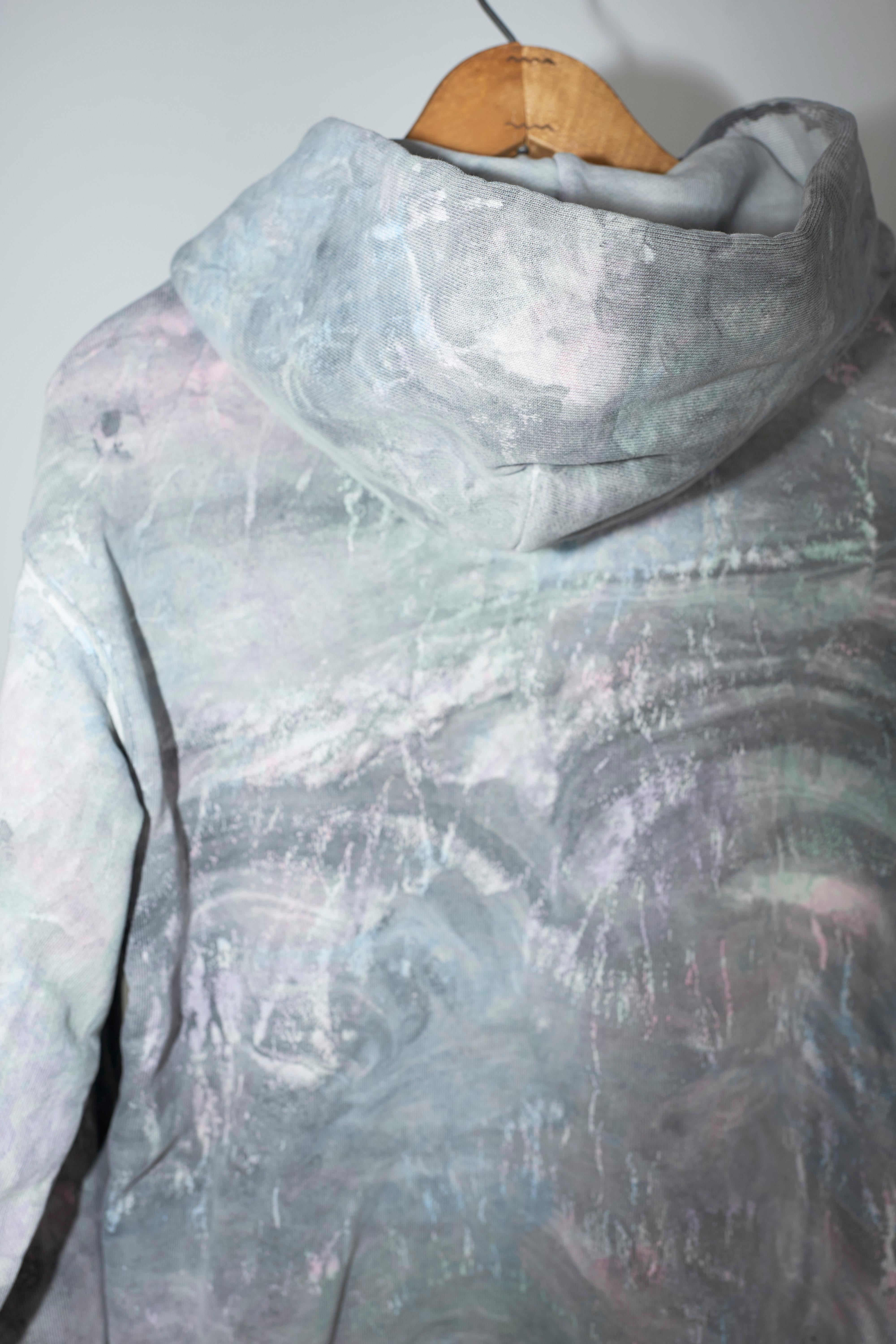 Dauphin  capuche en coton biologique teint marbre gris pastel avec ornements en chrome en vente 5