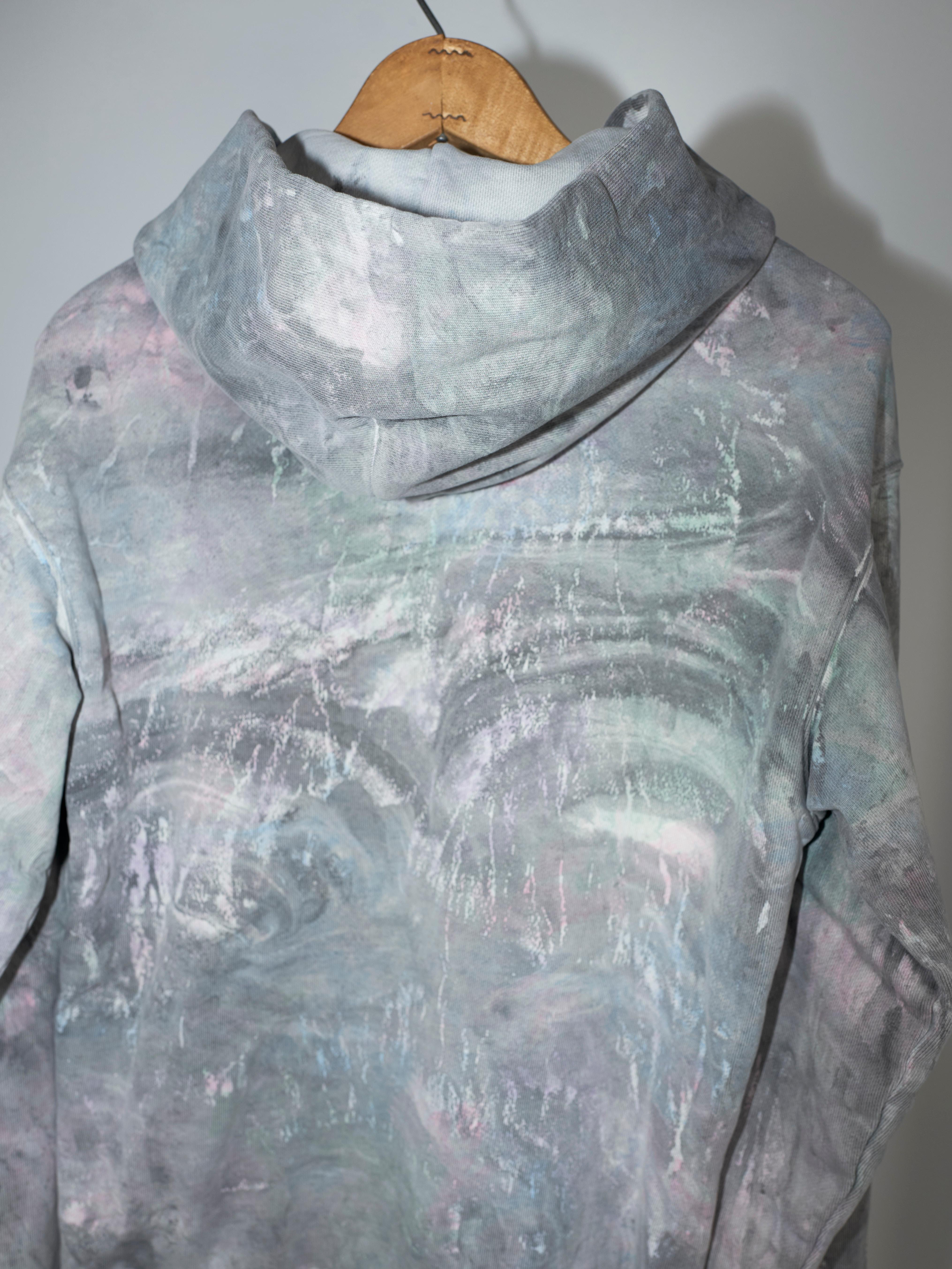 Dauphin  capuche en coton biologique teint marbre gris pastel avec ornements en chrome en vente 9
