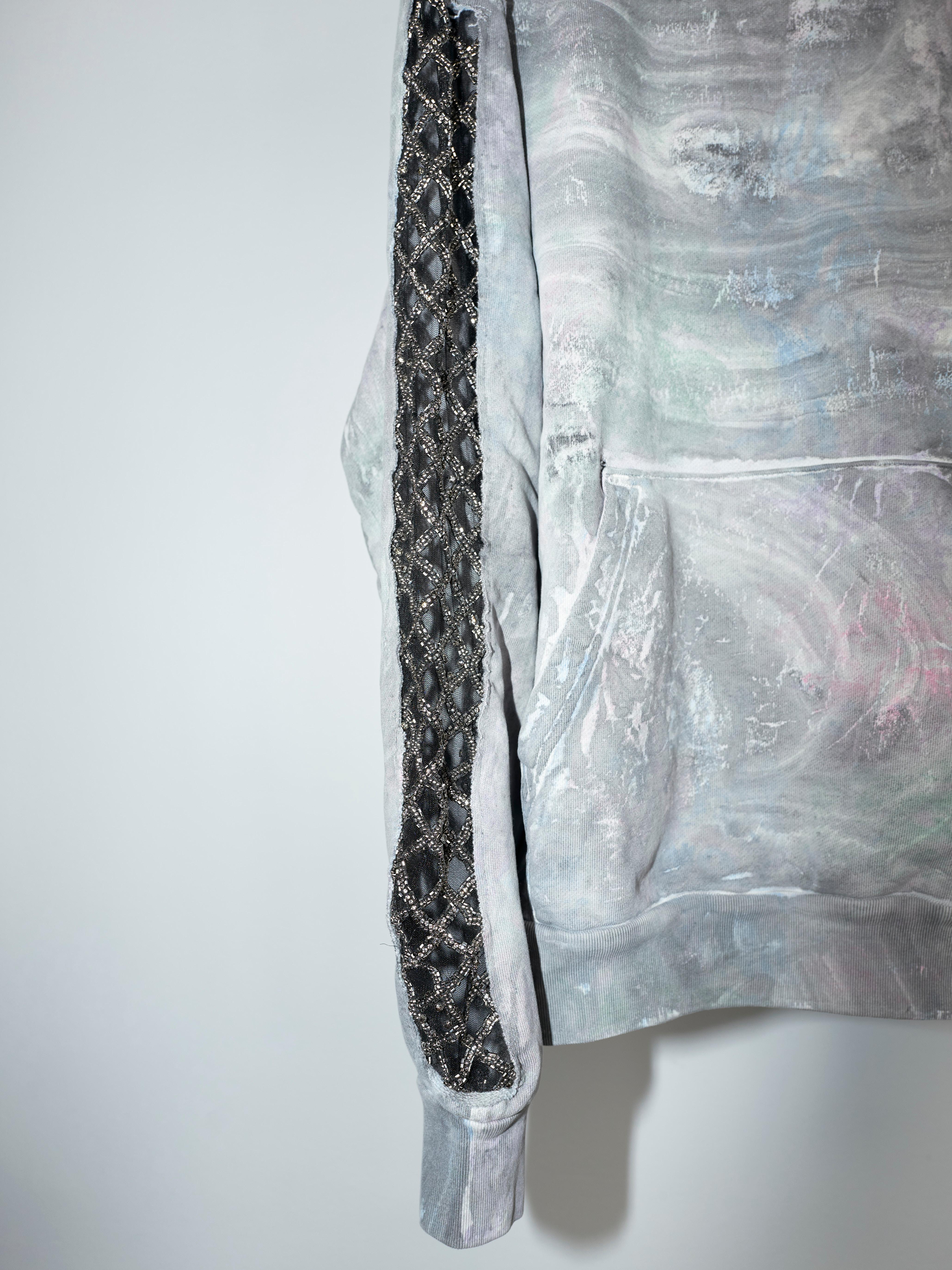 Gris Dauphin  capuche en coton biologique teint marbre gris pastel avec ornements en chrome en vente