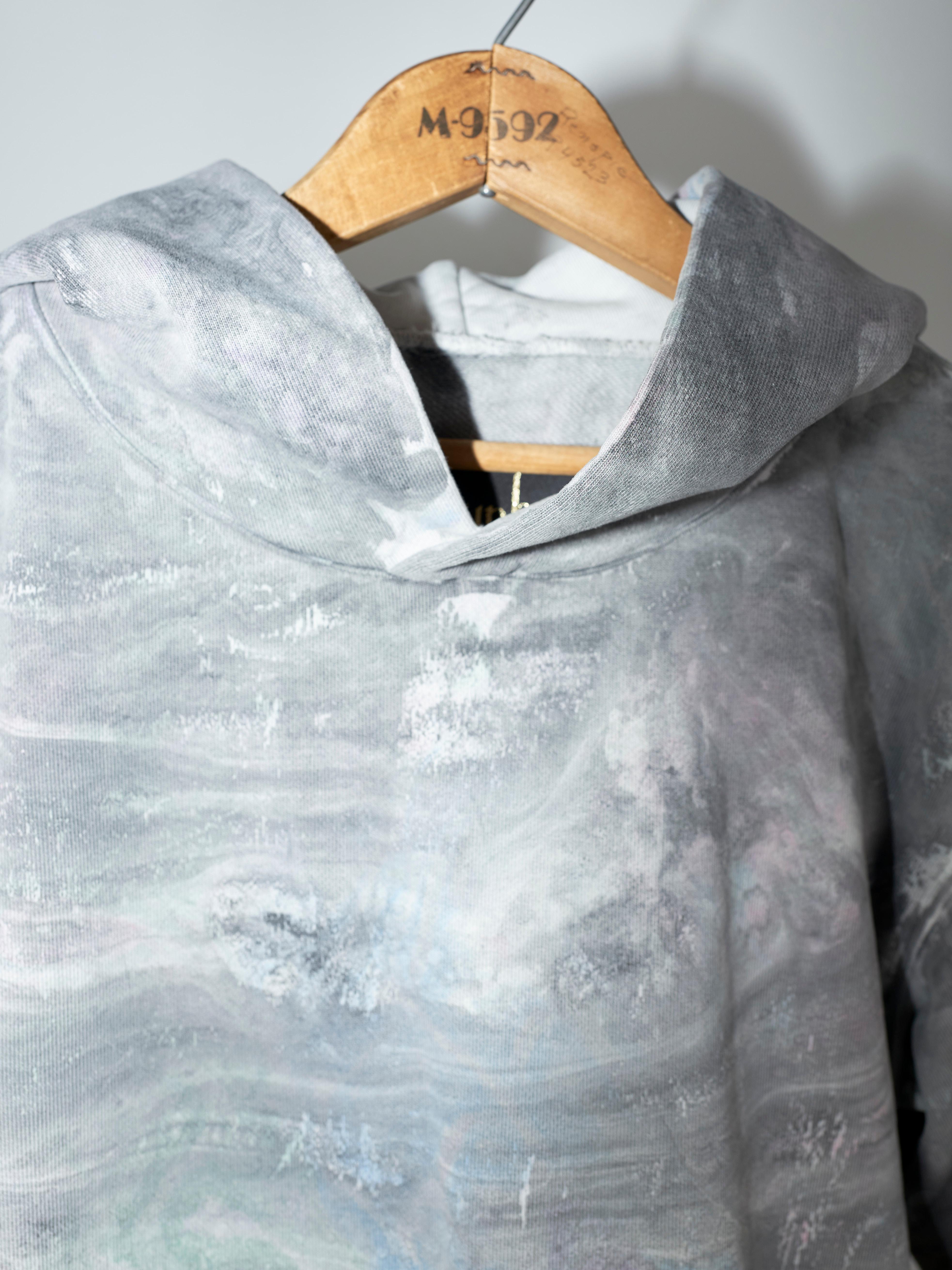 Dauphin  capuche en coton biologique teint marbre gris pastel avec ornements en chrome en vente 2