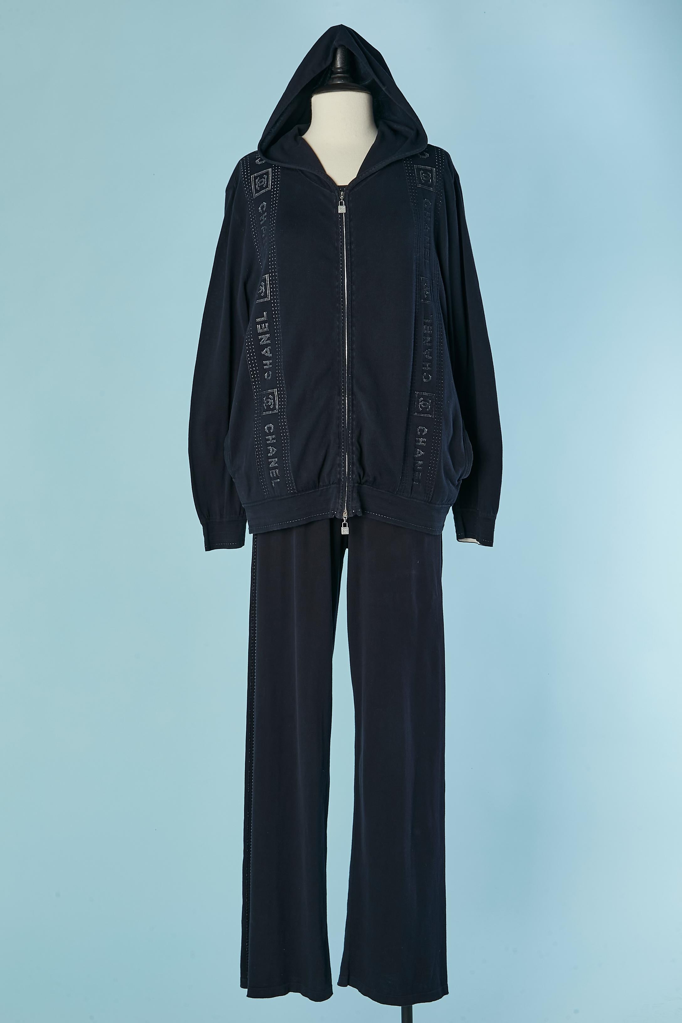 Felpa con cappuccio, maglietta e pantaloni da jogging in cotone jacquard blu. 
Chiusura con zip e tirazip del marchio. Tasca su entrambi i lati. 
TAGLIA della giacca e della maglietta: 48 (Fr) / XL 
TAGLIA del pantalone da jogging: 46 (Fr)