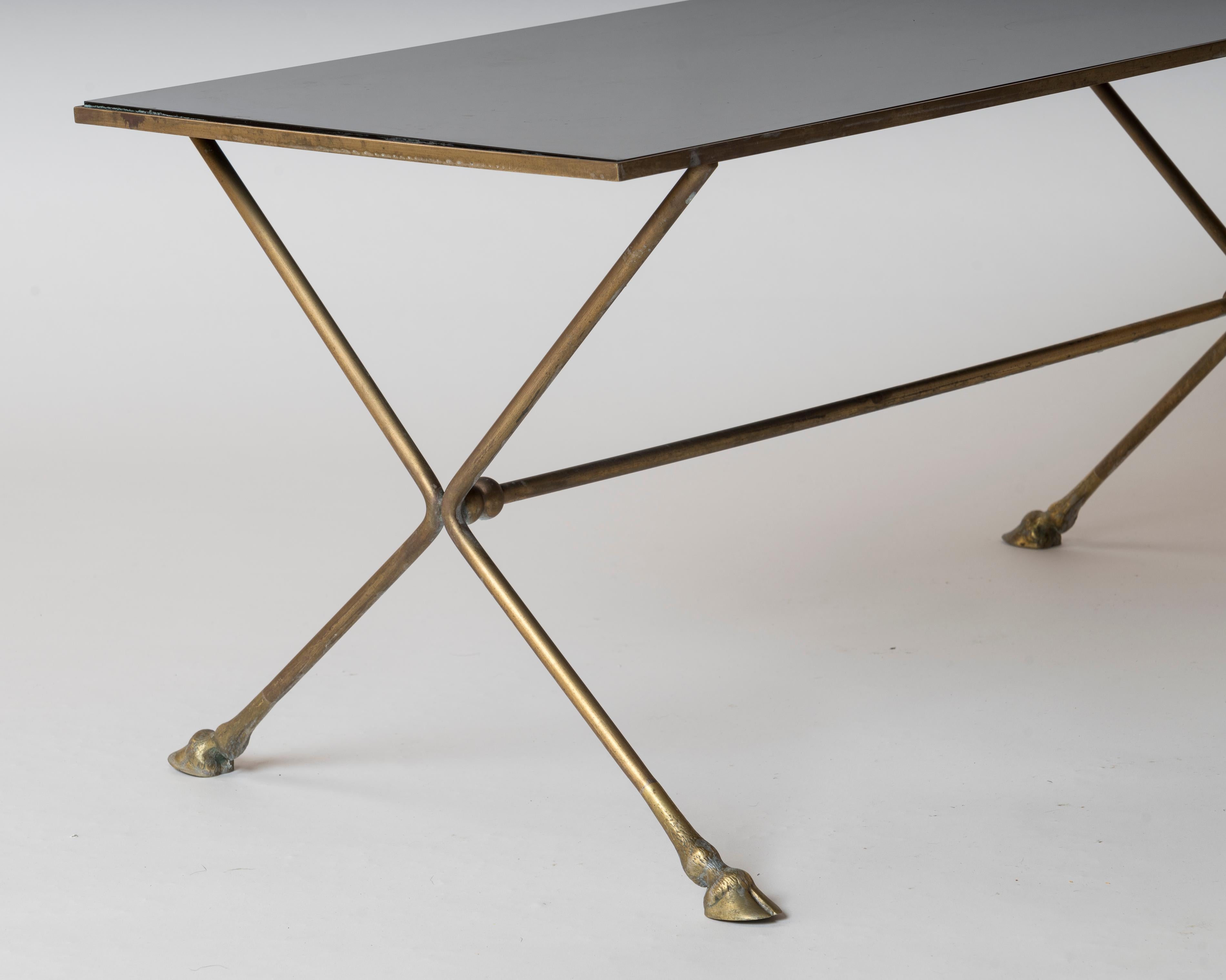 Table basse à pieds en forme de sabot en bronze et opaline noire de Ramsay, France, années 1960 Bon état - En vente à New York, NY