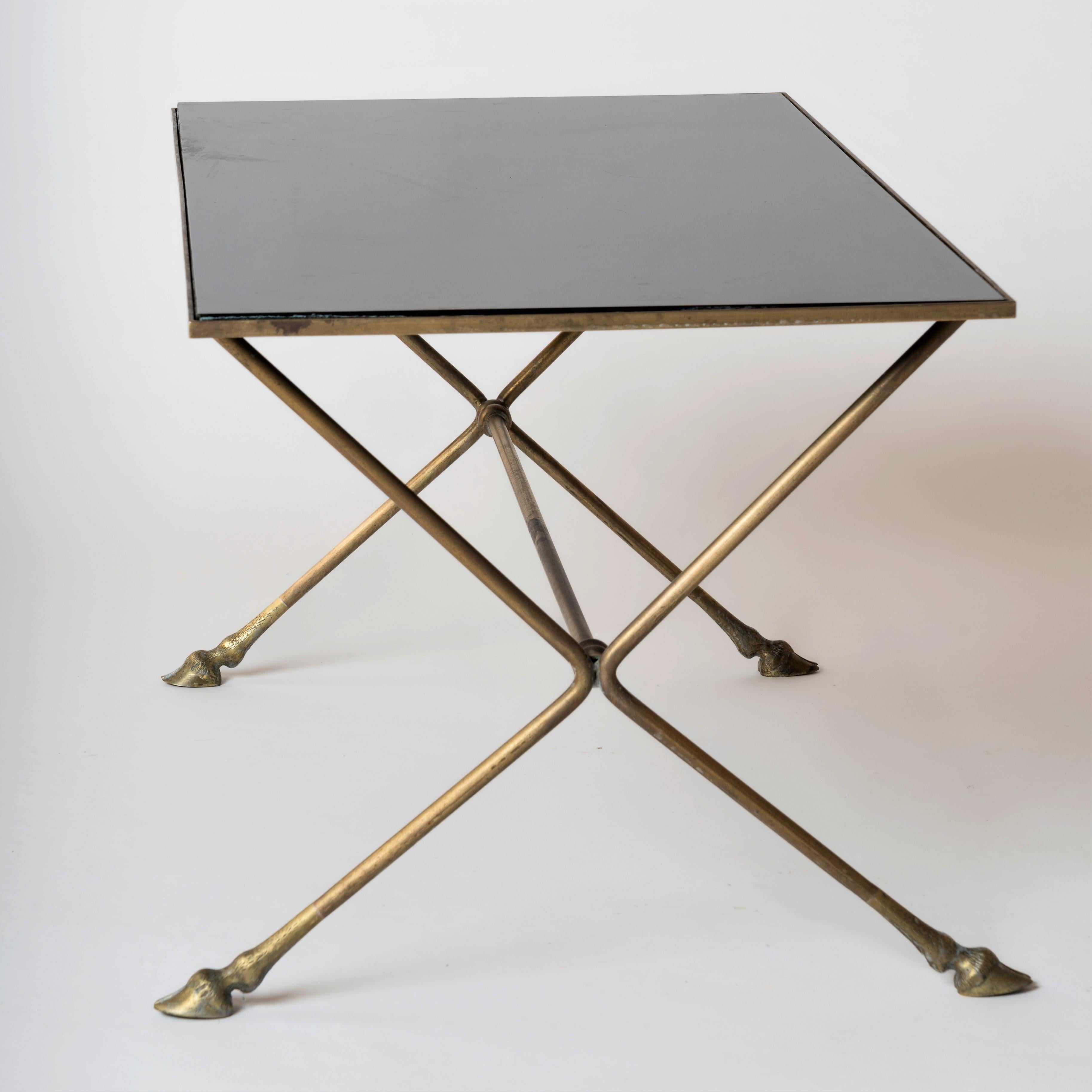 Milieu du XXe siècle Table basse à pieds en forme de sabot en bronze et opaline noire de Ramsay, France, années 1960 en vente