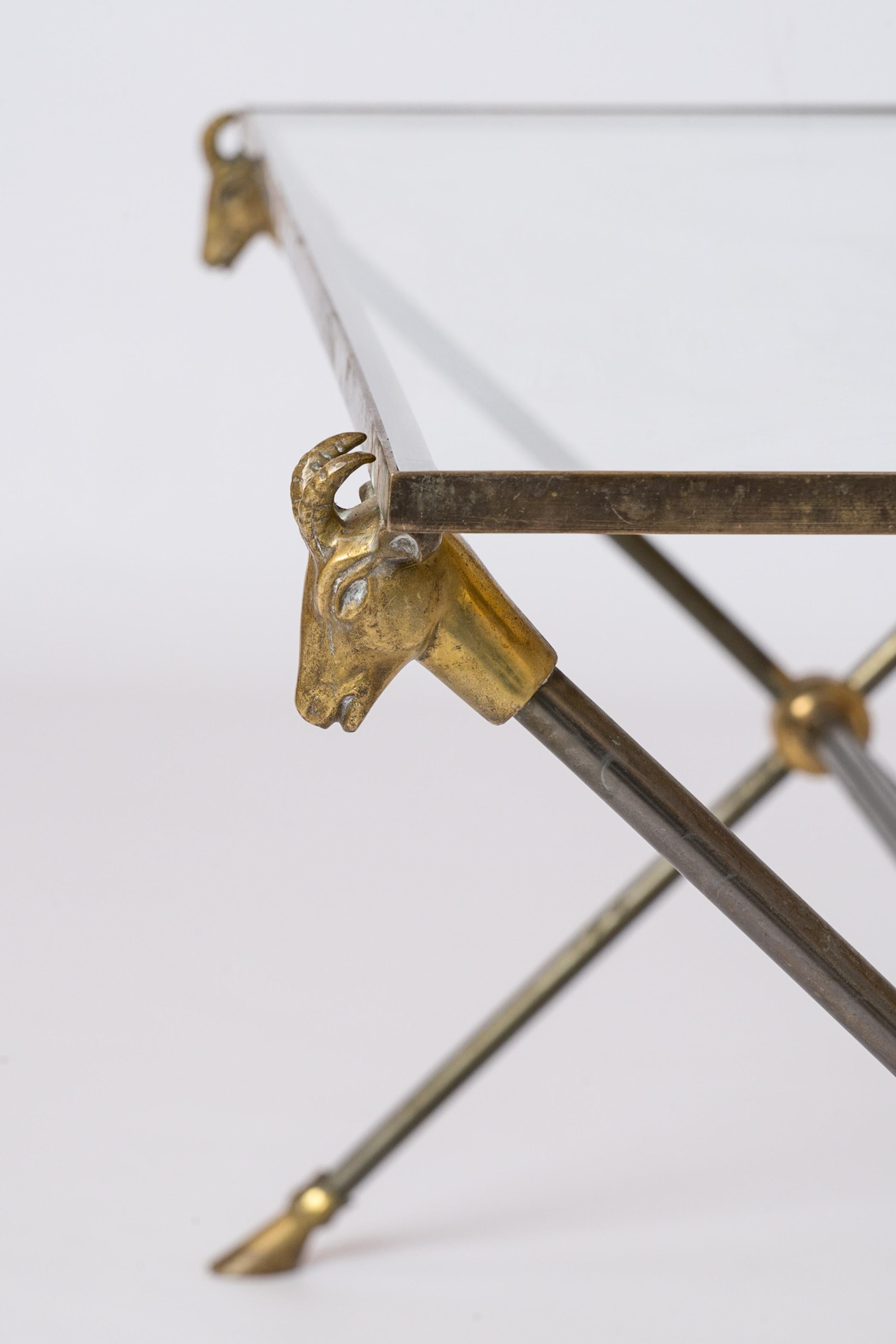 Elegante e iconico tavolino in bronzo con piedi a zoccolo e dettagli a testa di ariete. In buone condizioni vintage. Vetro non originale.
Questo tavolo viene spedito dalla Francia e può essere rispedito in Francia o in una struttura del nord di New