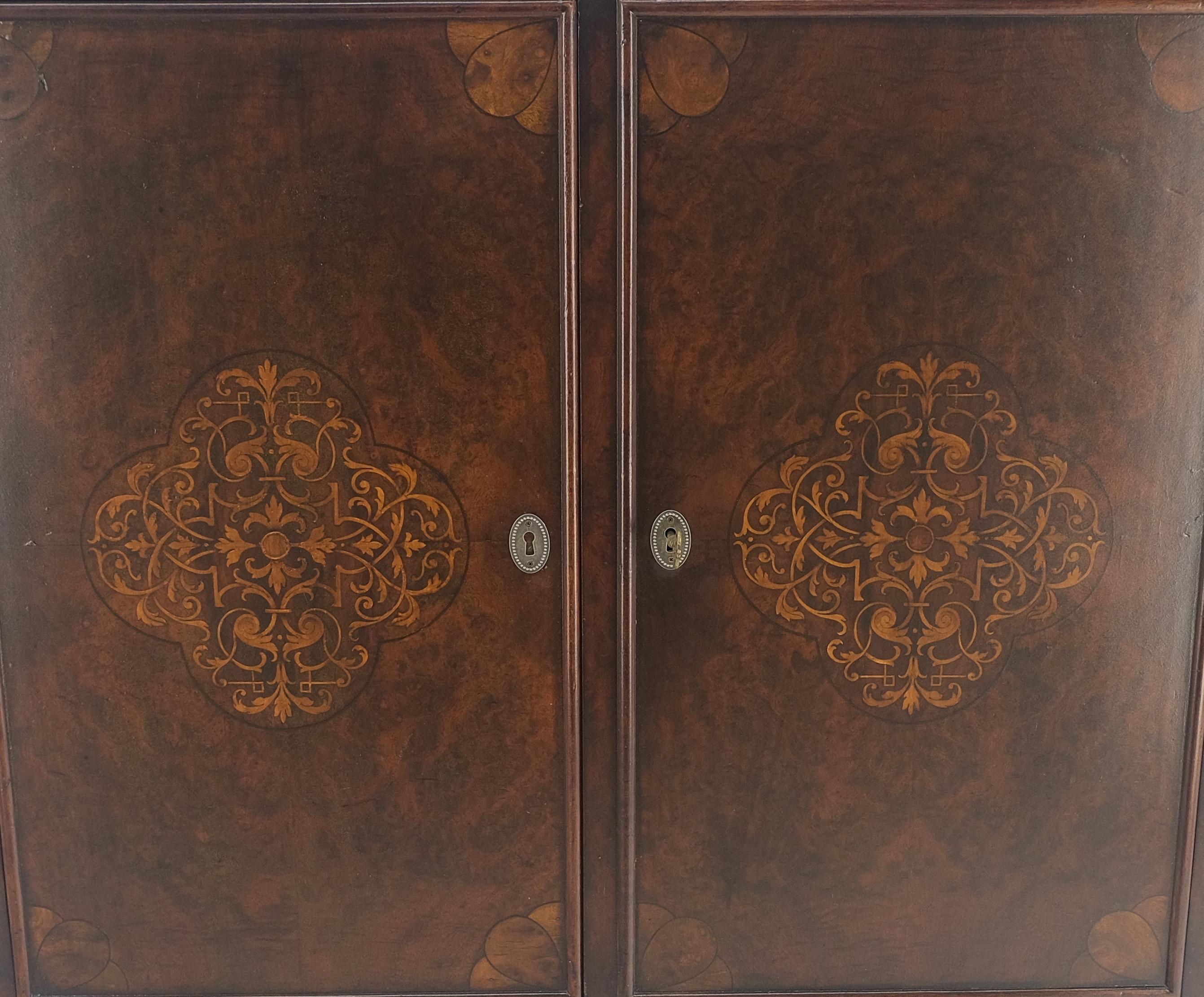 ¡Pies estilo pezuña 6 cajones encajados Armario cóncavo de doble puerta incrustada Nogal MINT! siglo XX en venta