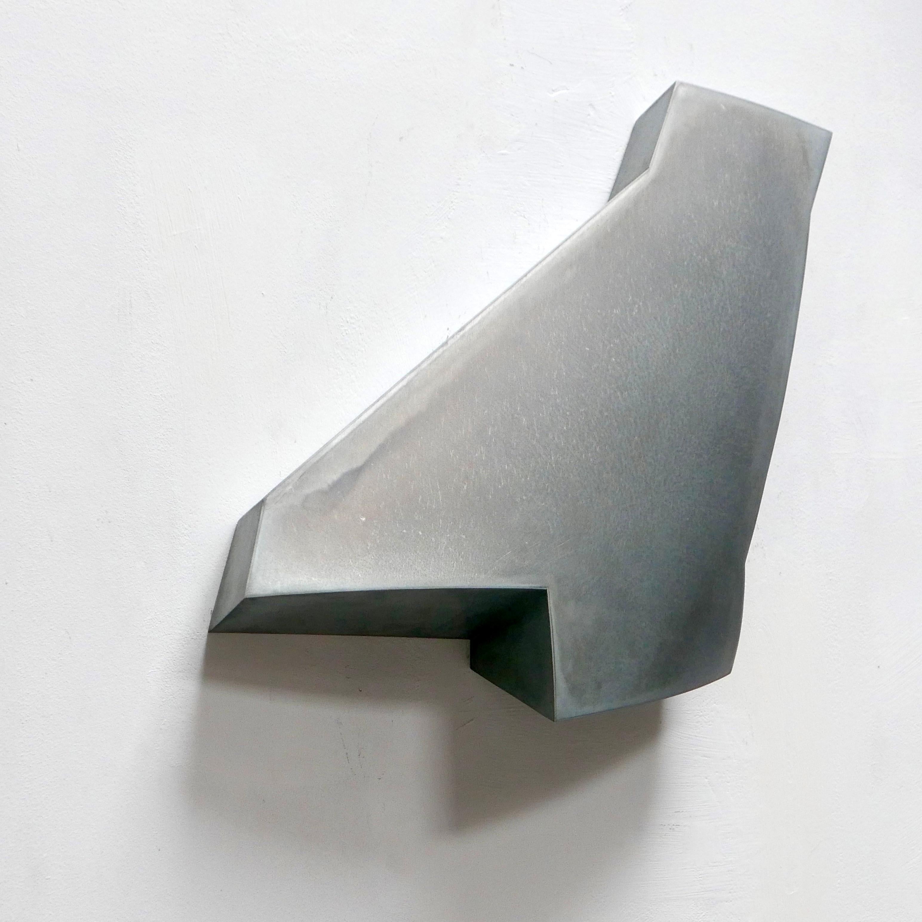 Simon Oud (né en 1958, Pays-Bas) crée des sculptures principalement en zinc, parfois combinées à des éléments en laiton. Oud n'est pas un sculpteur, car il ne taille pas dans la masse. Il ne part pas d'un volume dont il prélève des pièces, mais il