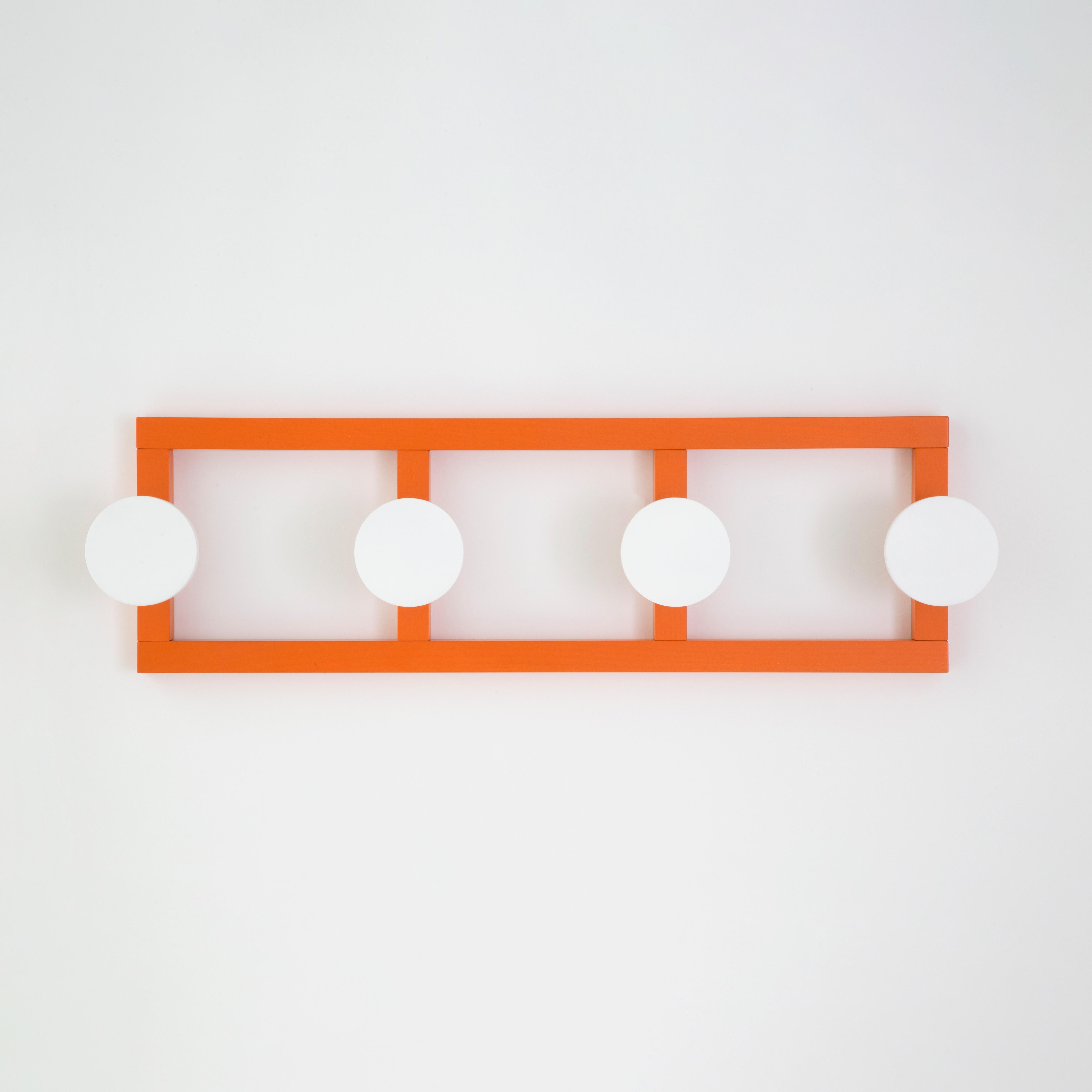 Hook 4 Garderobenständer von raawii
Entworfen von Nathalie Du Pasquier
Abmessungen: T 10,5 x B 75,9 x H 24 cm.
MATERIALIEN: Lackiertes Buchenholz.

raawii wurde 2017 von Bo Raahauge Rasmussen und Nicholai Wiig-Hansen gegründet und hat seinen Sitz in