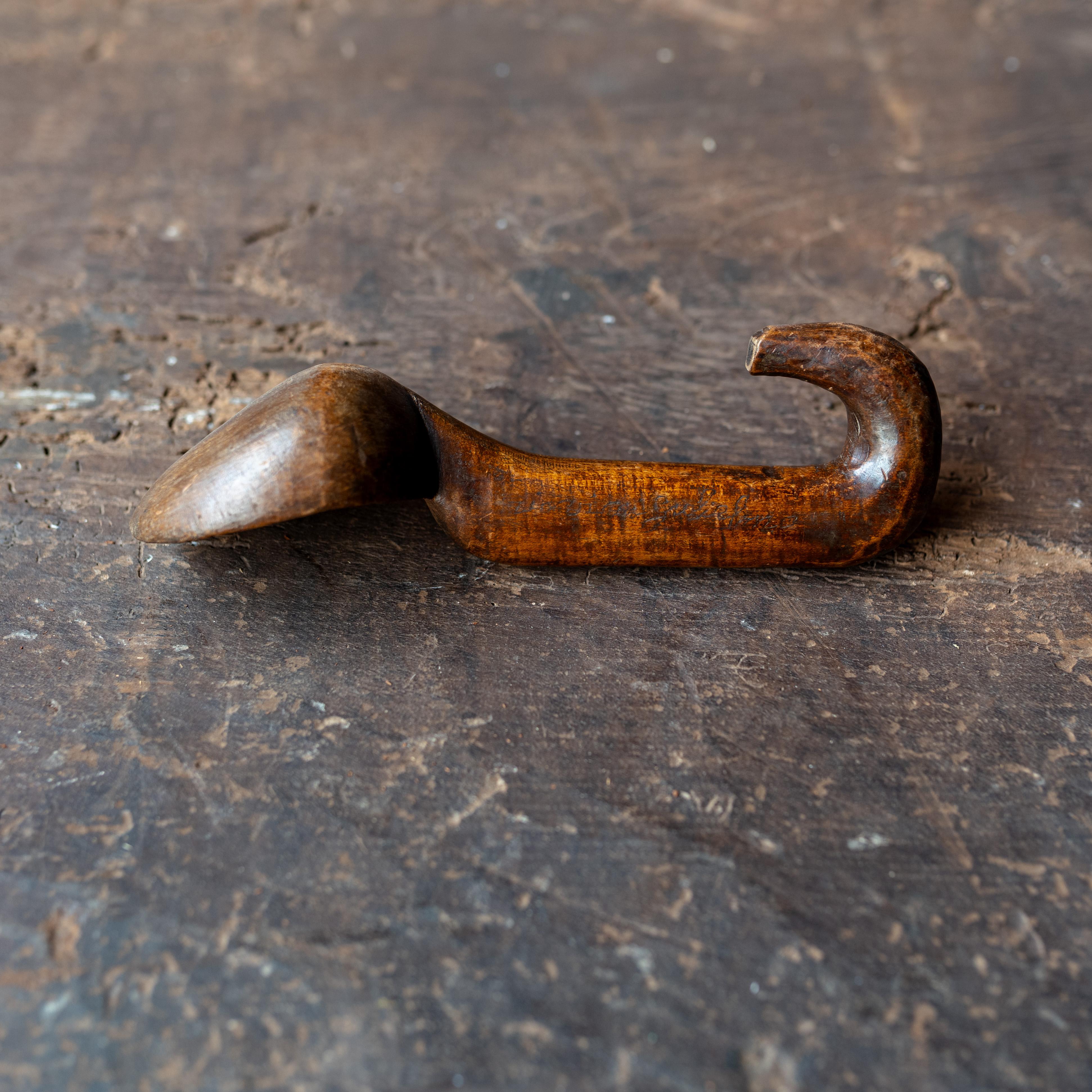Cazo de madera con asa de gancho y forma escultórica, Siglo XX Asiático en venta