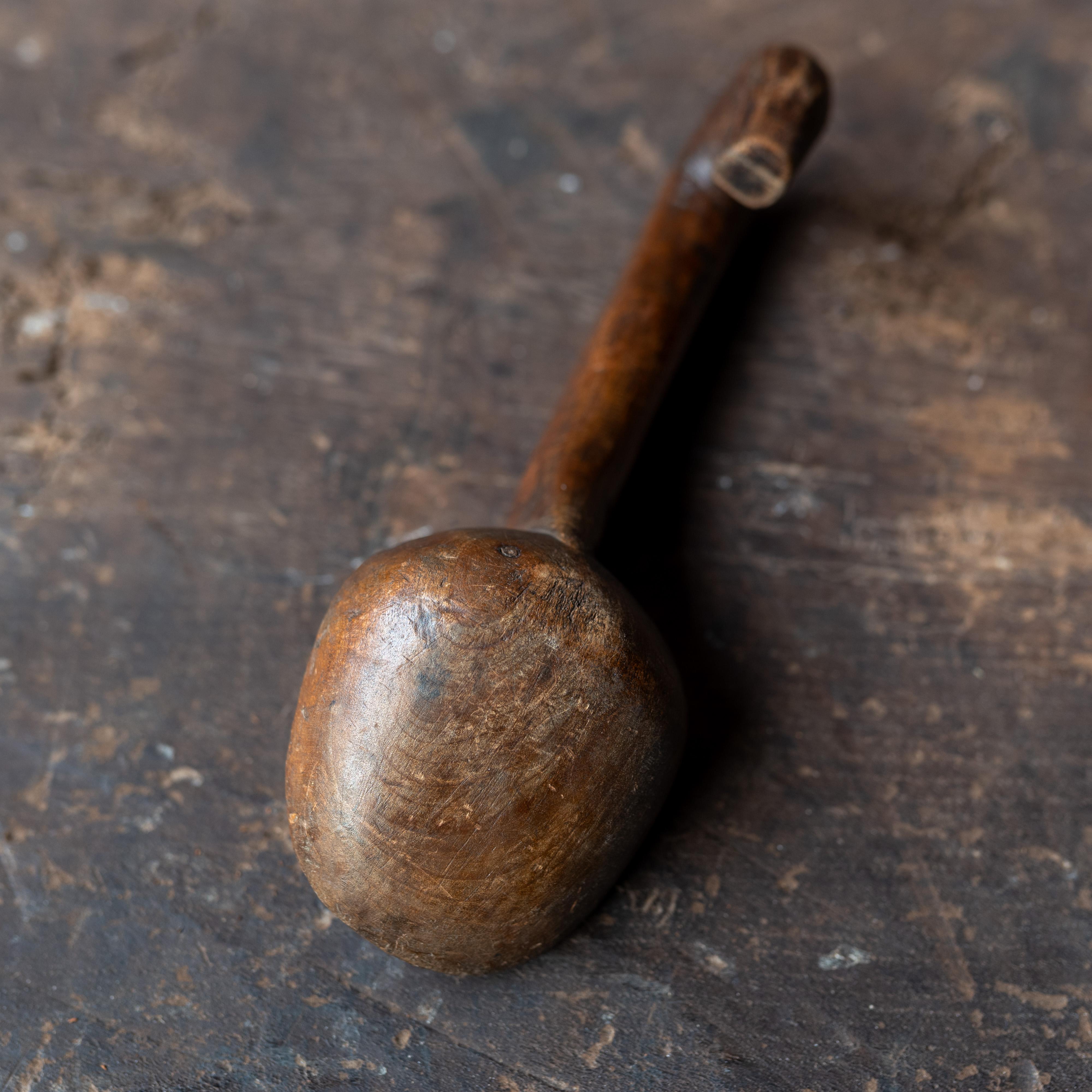 Cazo de madera con asa de gancho y forma escultórica, Siglo XX siglo XX en venta
