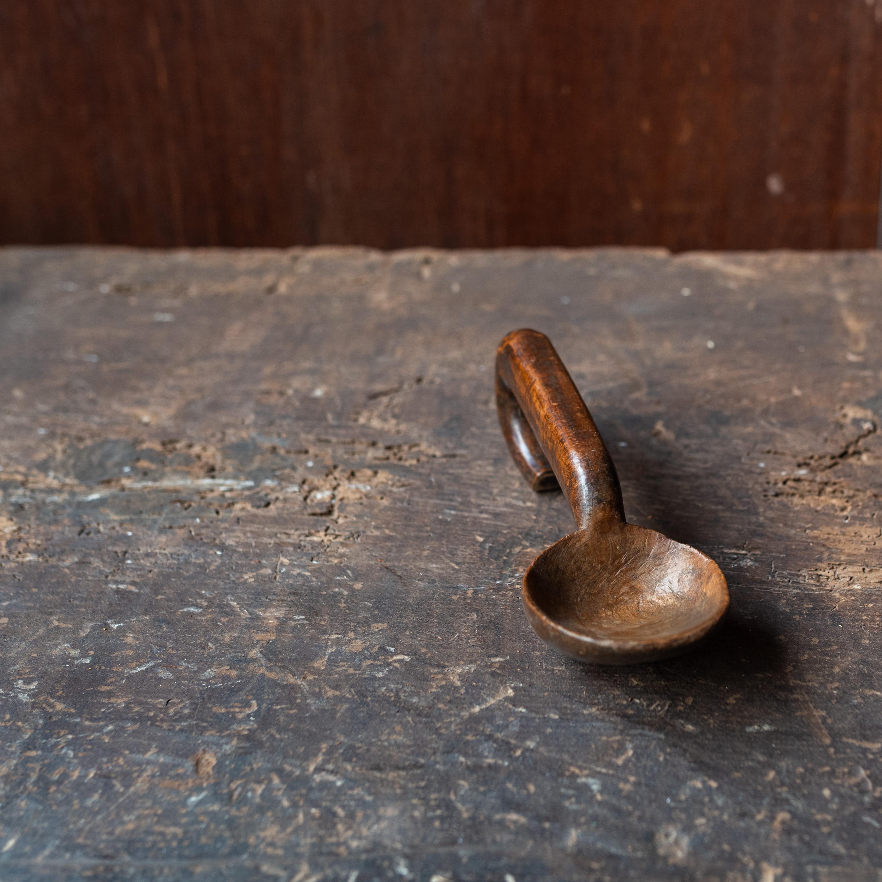 Cazo de madera con asa de gancho y forma escultórica, Siglo XX Madera en venta