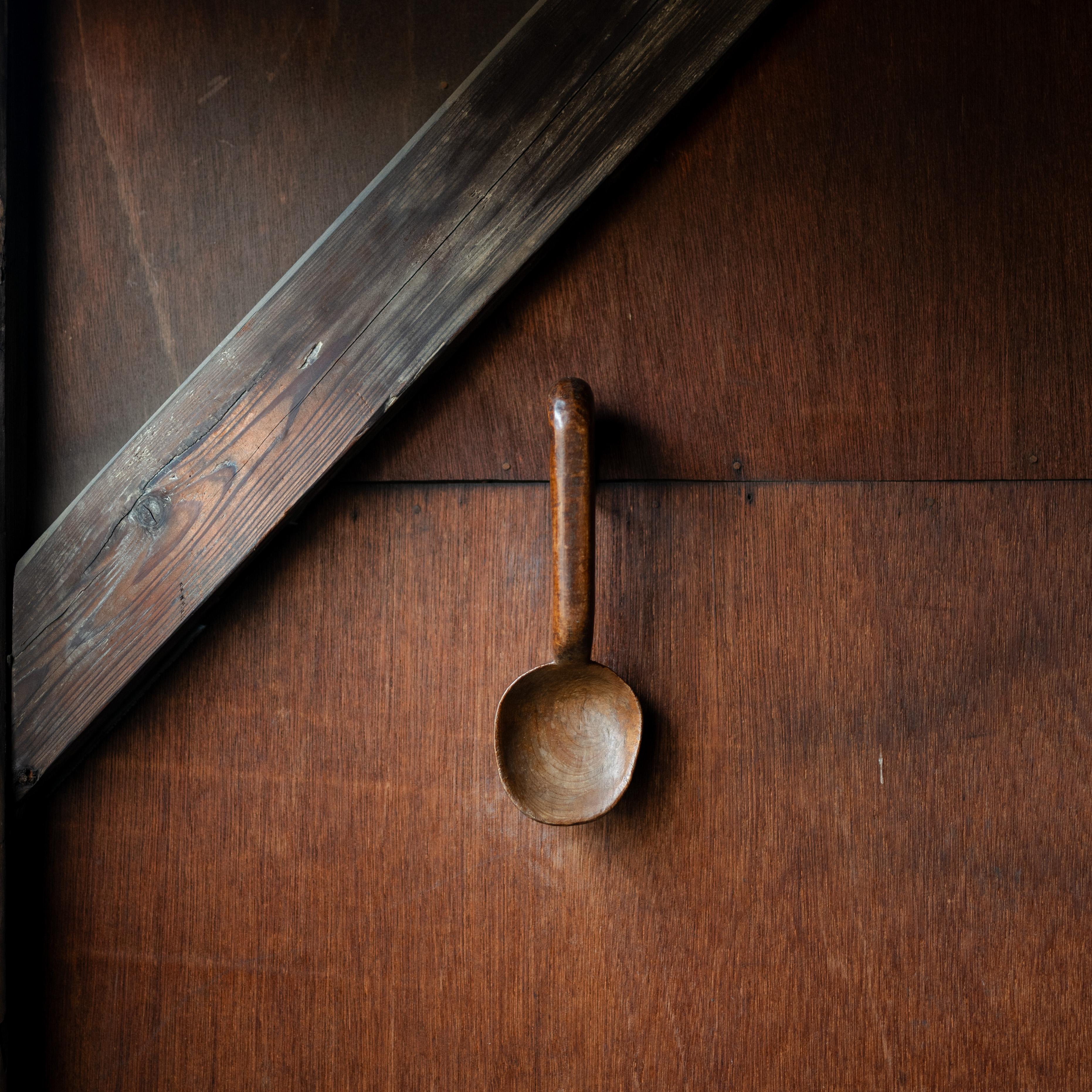 Cazo de madera con asa de gancho y forma escultórica, Siglo XX en venta 1