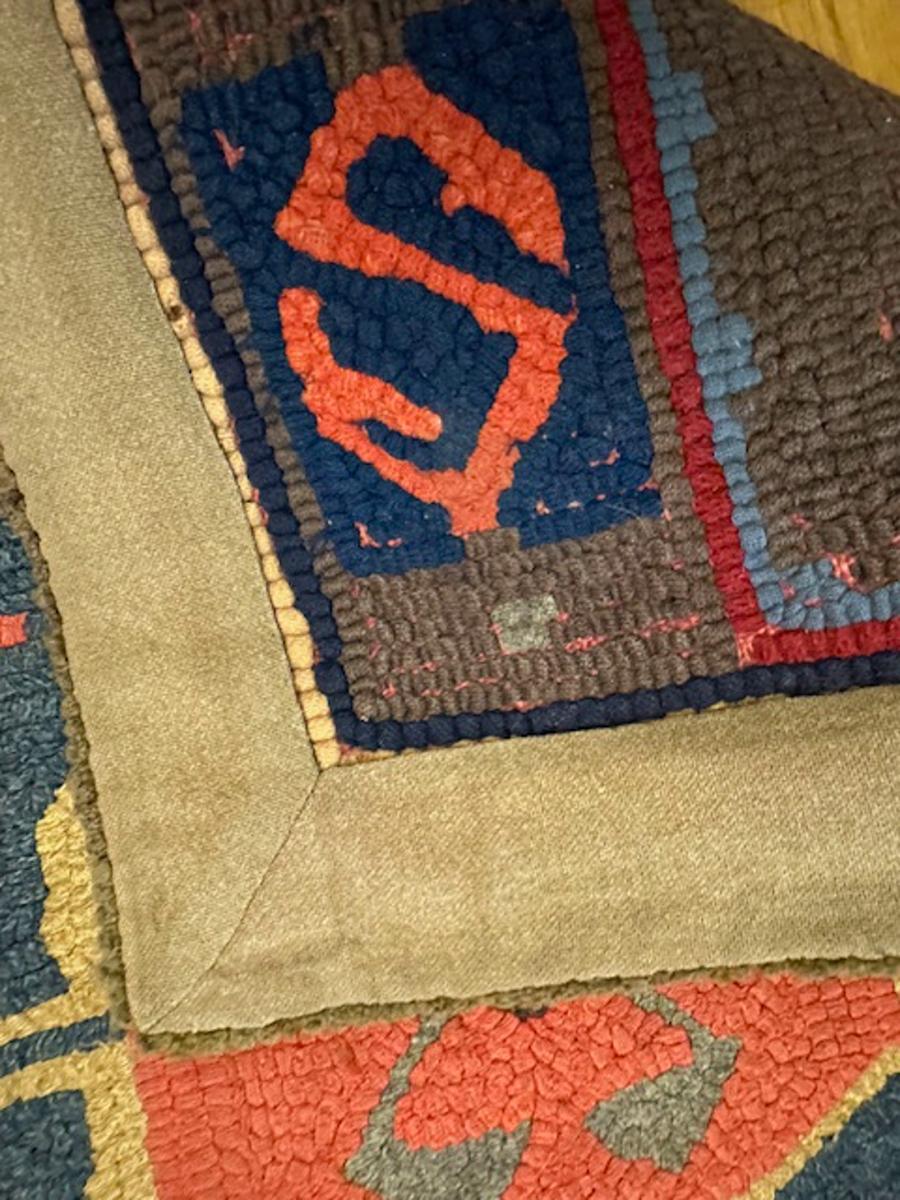 Hooked rug In Good Condition For Sale In NEW YORK, NY