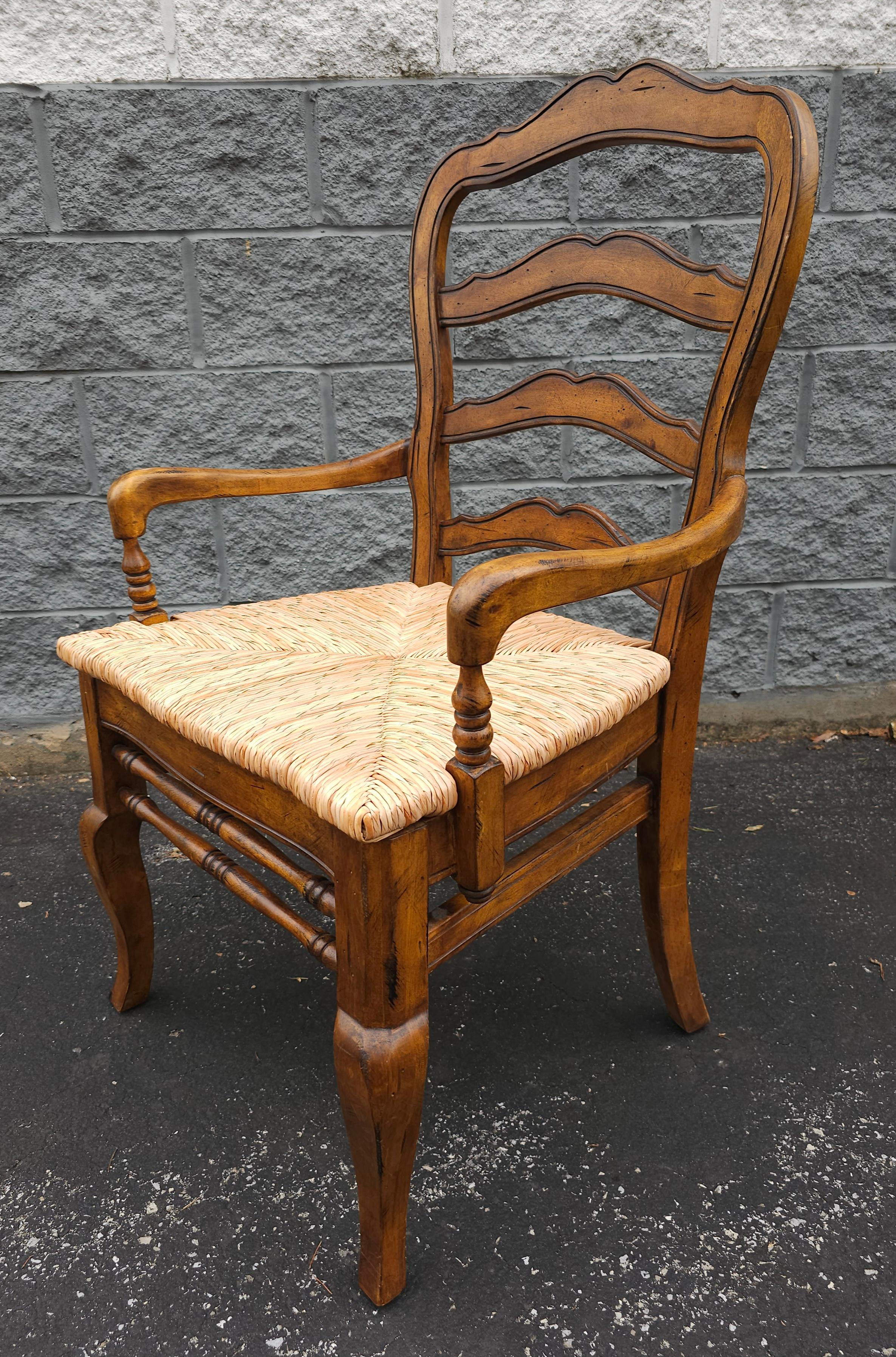 Américain Hooker Furniture Chaise à bras à siège en jonc de style provincial en vente