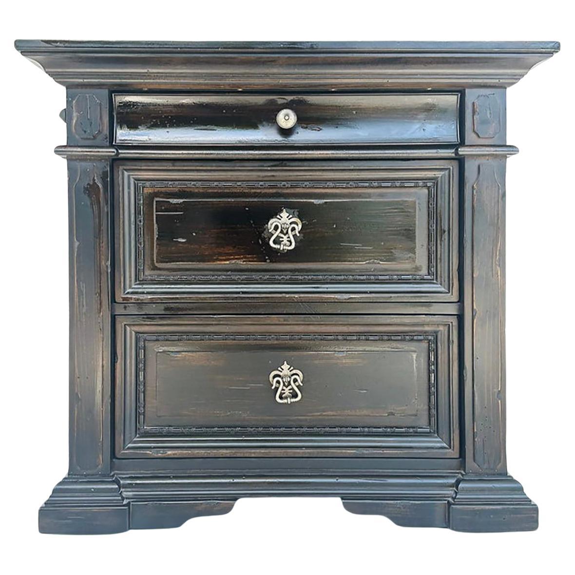 Hooker Furniture "Treviso" Comodino a 3 cassetti in abete massiccio e impiallacciatura di pino in vendita