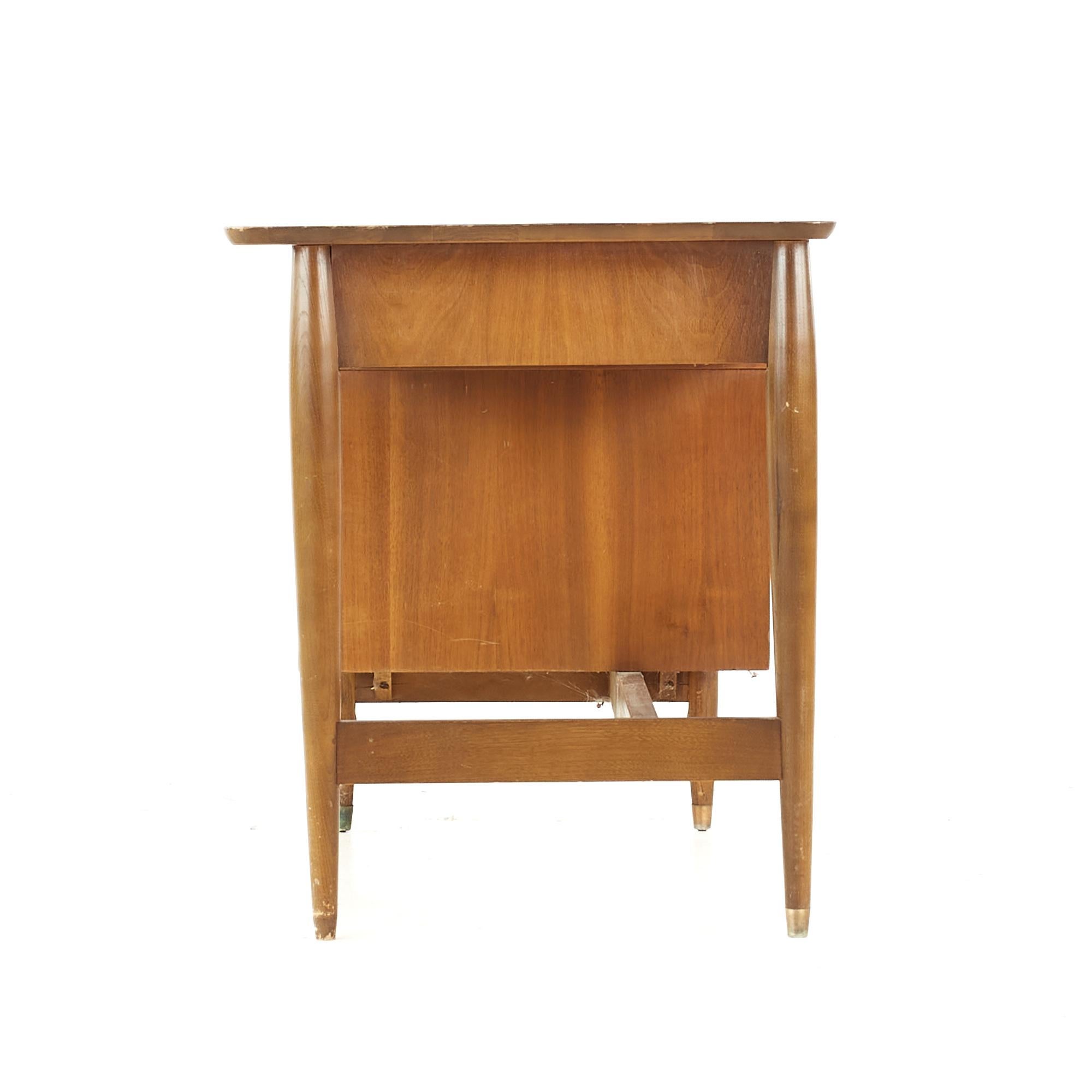 Hooker Mainline Mid Century Walnut Single Pedestal Desk In Good Condition In Countryside, IL