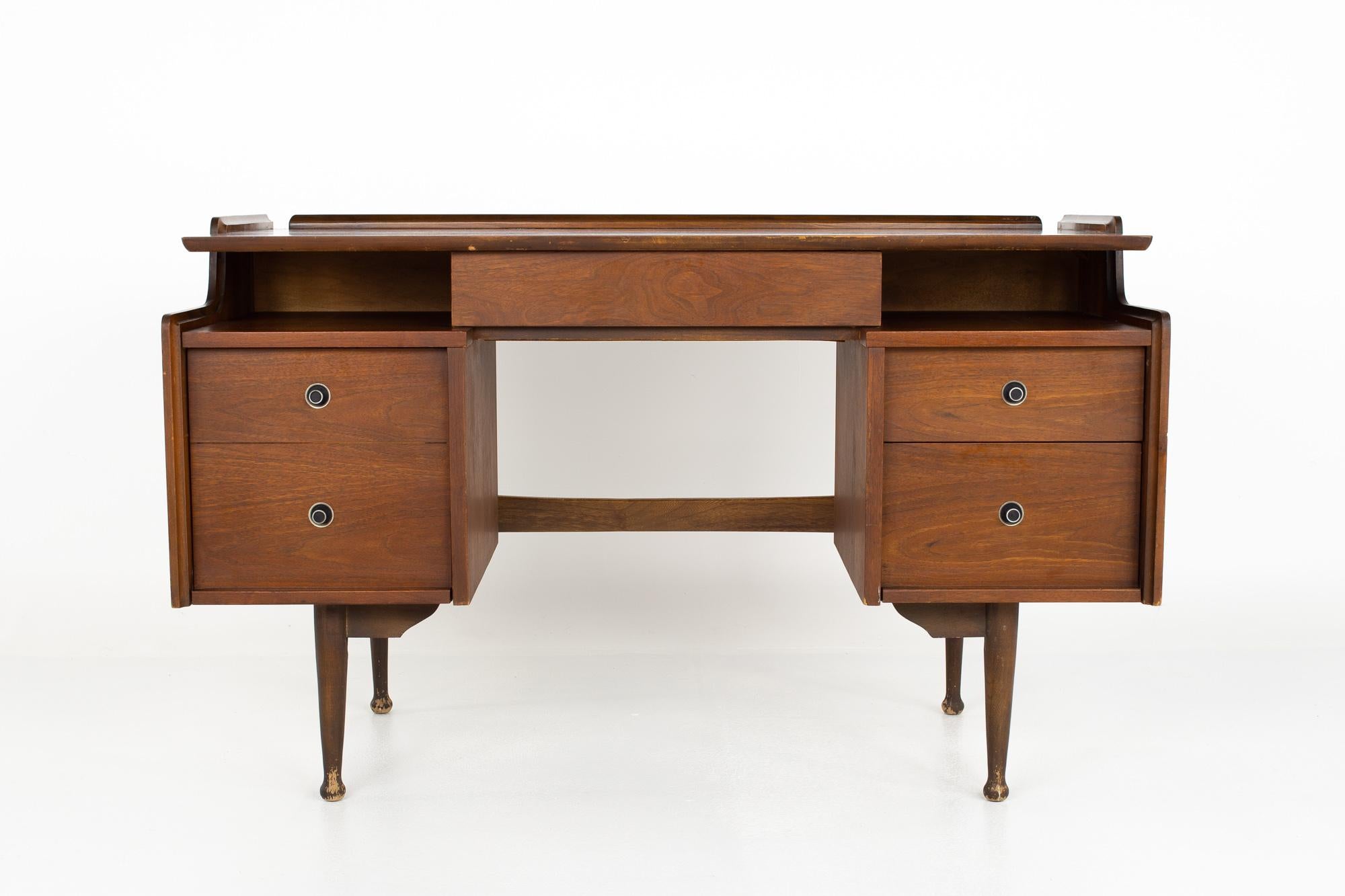 Mainline by Hooker Mid Century Walnut Double Pedestal Floating Top Desk

Desk measures: 50 wide x 26 deep x 30.5 inches high, with a chair clearance of 24.5 inches 

?All pieces of furniture can be had in what we call restored vintage condition.
